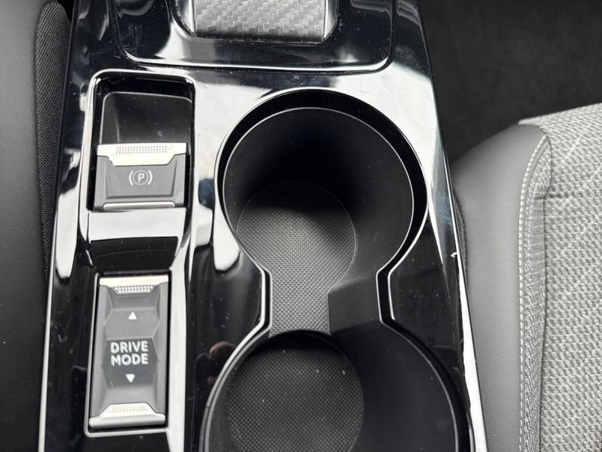 PEUGEOT 208 1.2 Hybrid 100ch Allure e-DCS6 (2024) - Photo 11