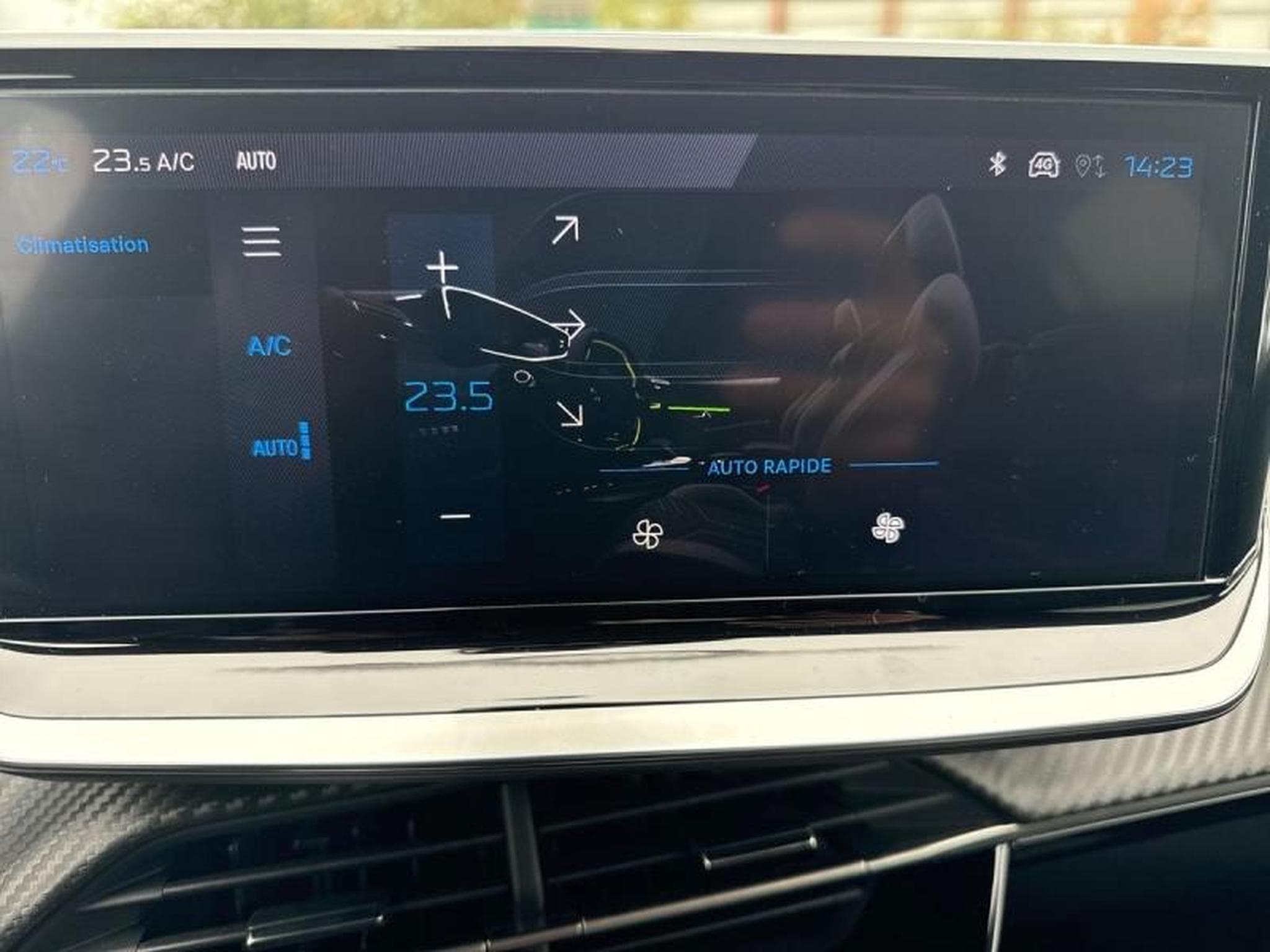 PEUGEOT 208 1.2 Hybrid 100ch Allure e-DCS6 (2024) - Photo 9