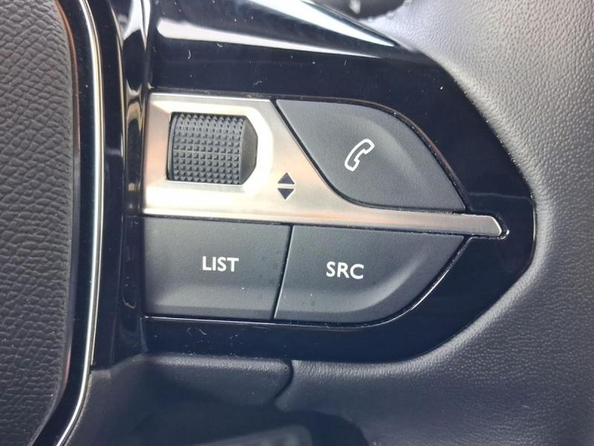 PEUGEOT 2008 1.2 100ch S&S Allure (2024) - Photo 10