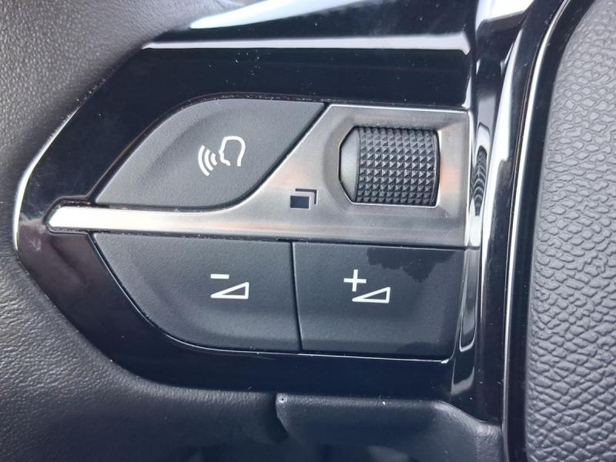 PEUGEOT 2008 1.2 100ch S&S Allure (2024) - Photo 12