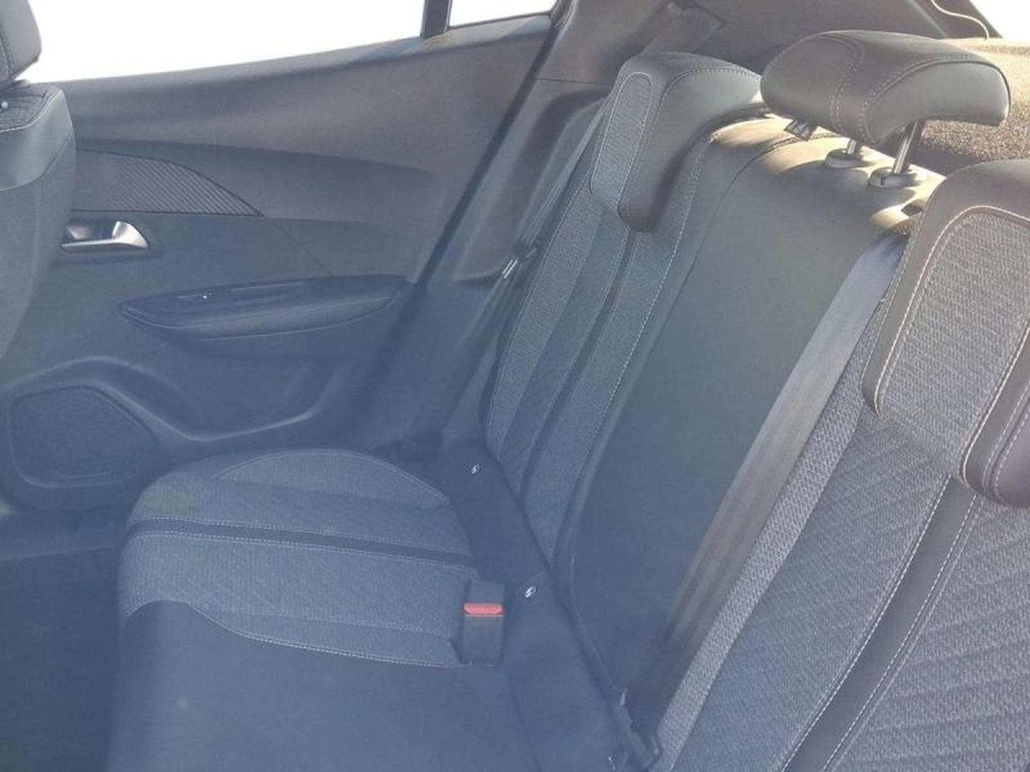 PEUGEOT 2008 1.2 100ch S&S Allure (2024) - Photo 3