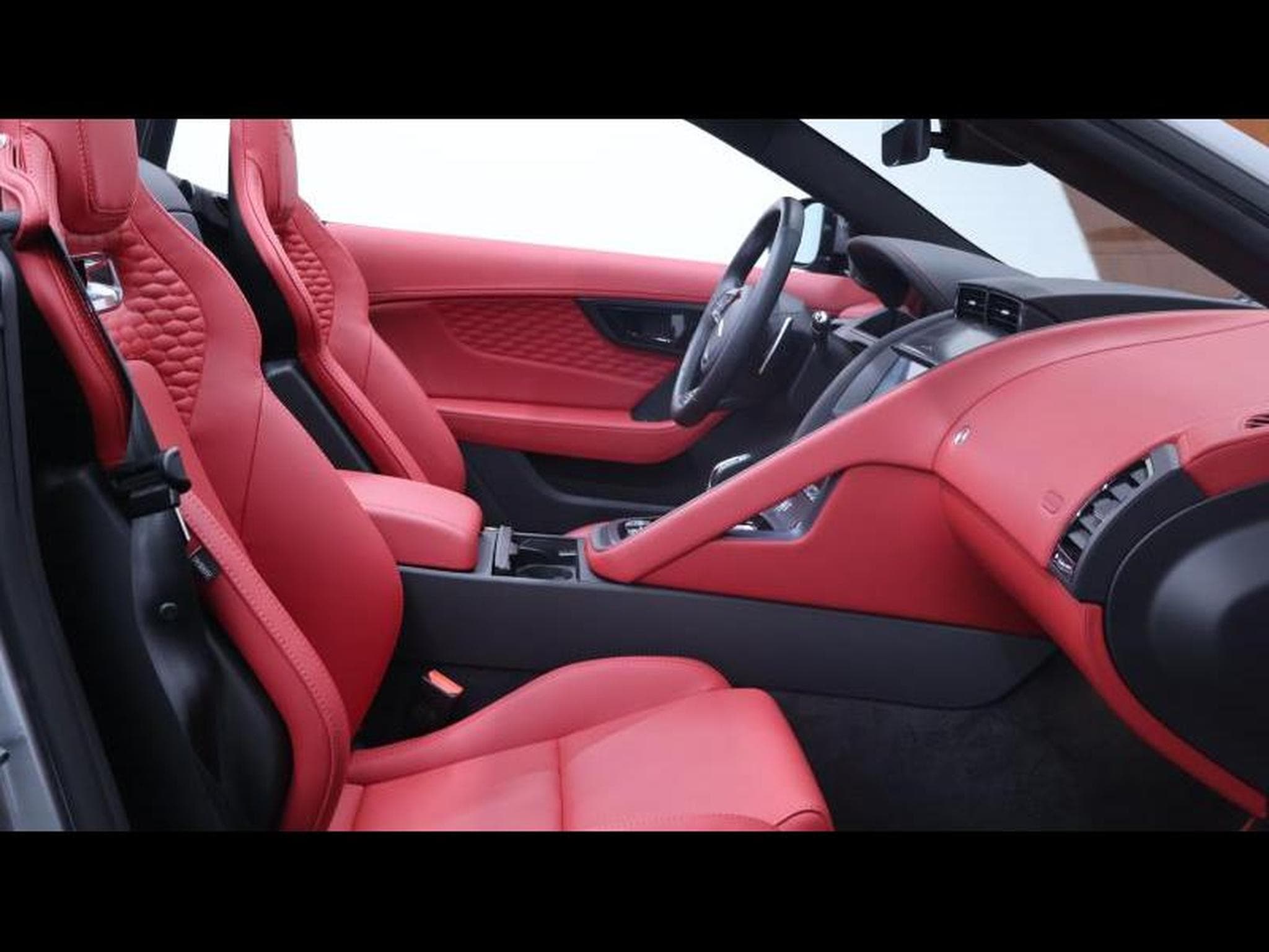 Jaguar F-Type R P575 Convertible Auto (2024) - Photo 20