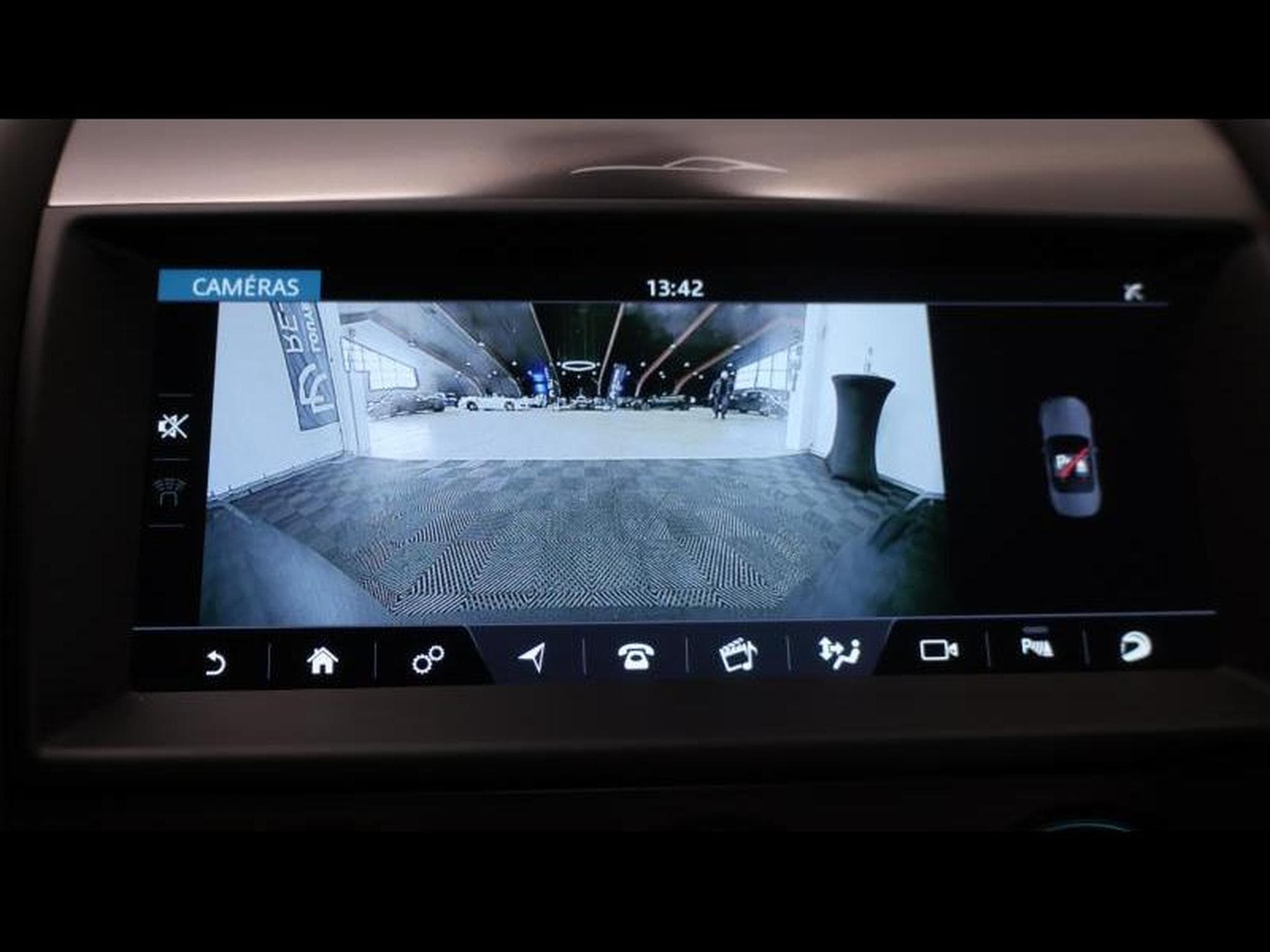 Jaguar F-Type R P575 Convertible Auto (2024) - Photo 31