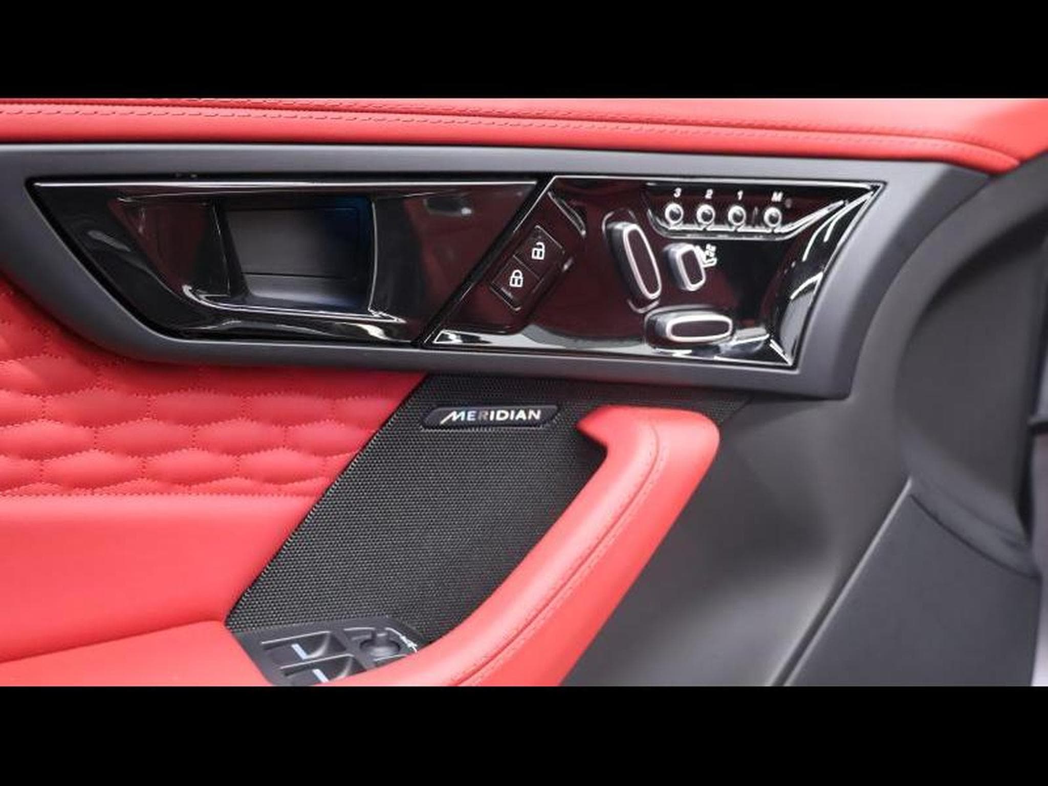 Jaguar F-Type R P575 Convertible Auto (2024) - Photo 37