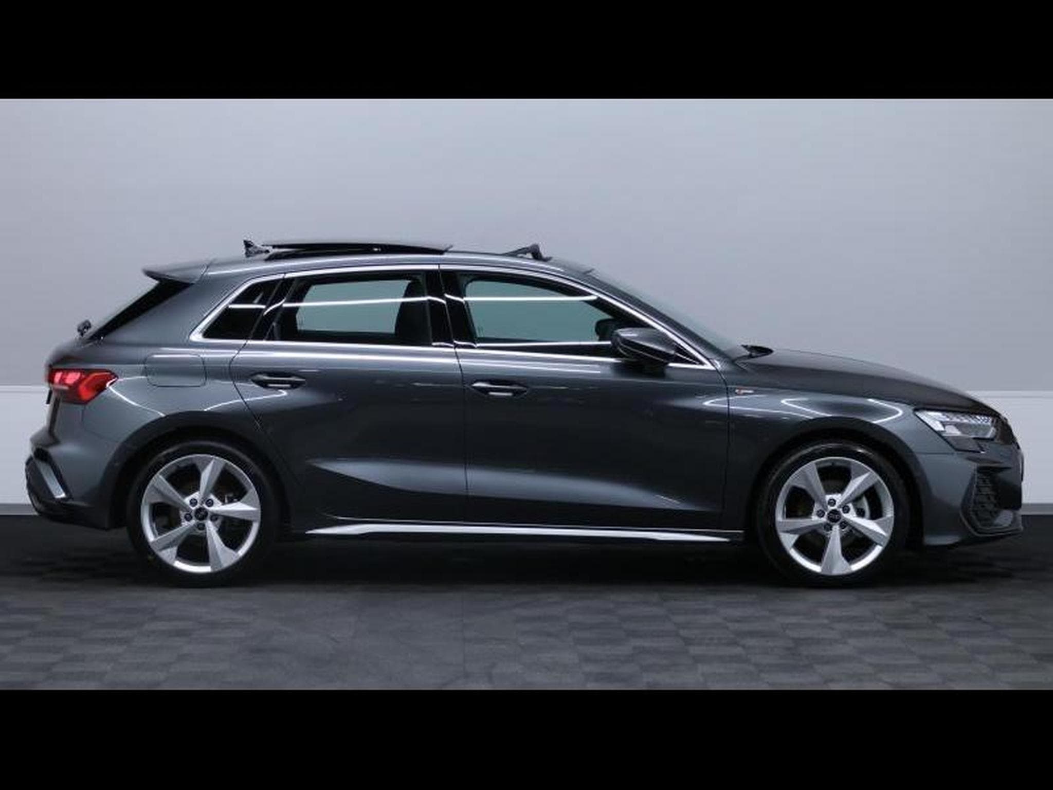 Audi A3 Sportback 35 TFSI 150 S-Line (2025) - Photo 4