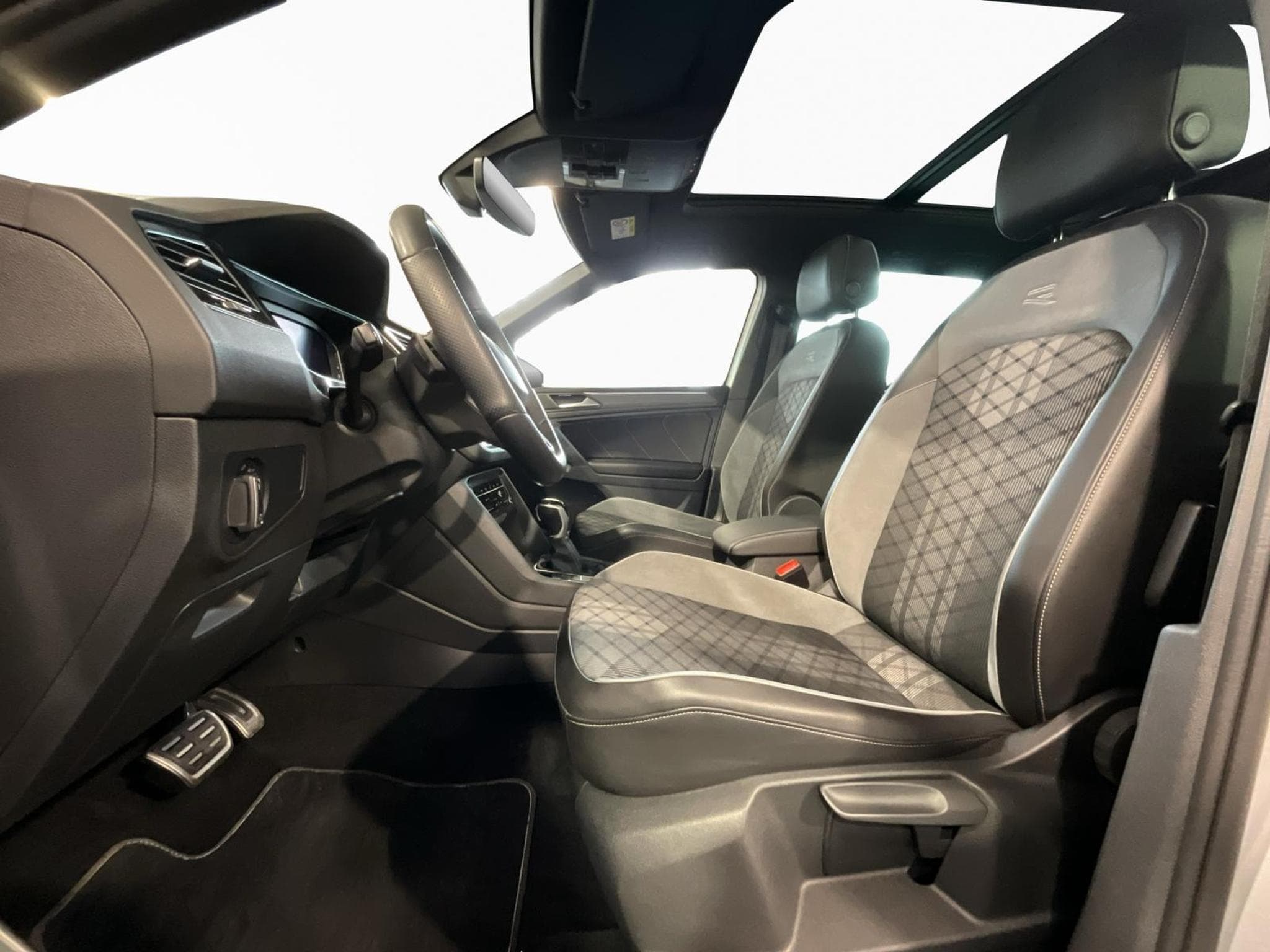 VW Tiguan R-Line+DSG+4M+Pano+MatrixLed (2021) - Foto 9