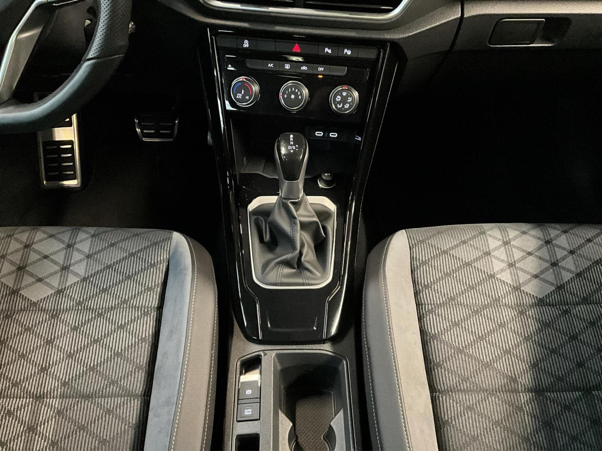 VW T-Roc R-Line+DSG+Pano+RearView (2024) - Foto 12