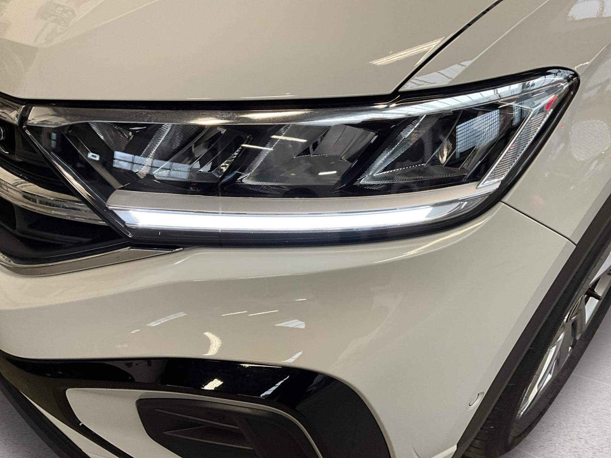 VW T-Roc R-Line+DSG+Pano+RearView (2024) - Foto 18