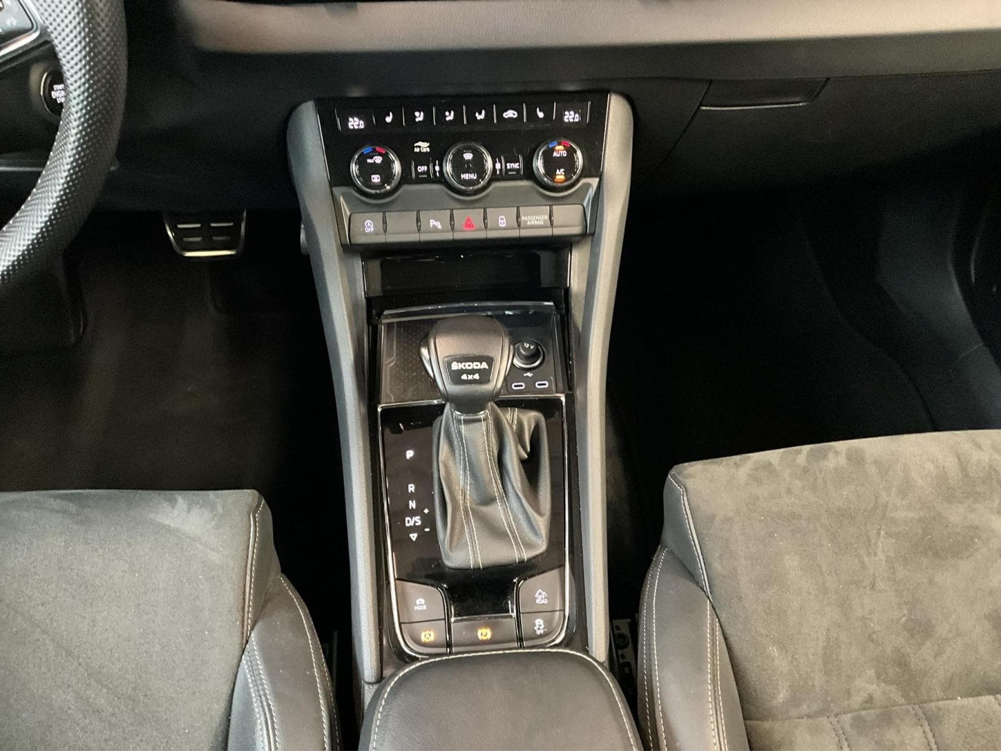 Skoda Karoq Sportline+DSG+4x4+P.Perf+Pano (2023) - Foto 12