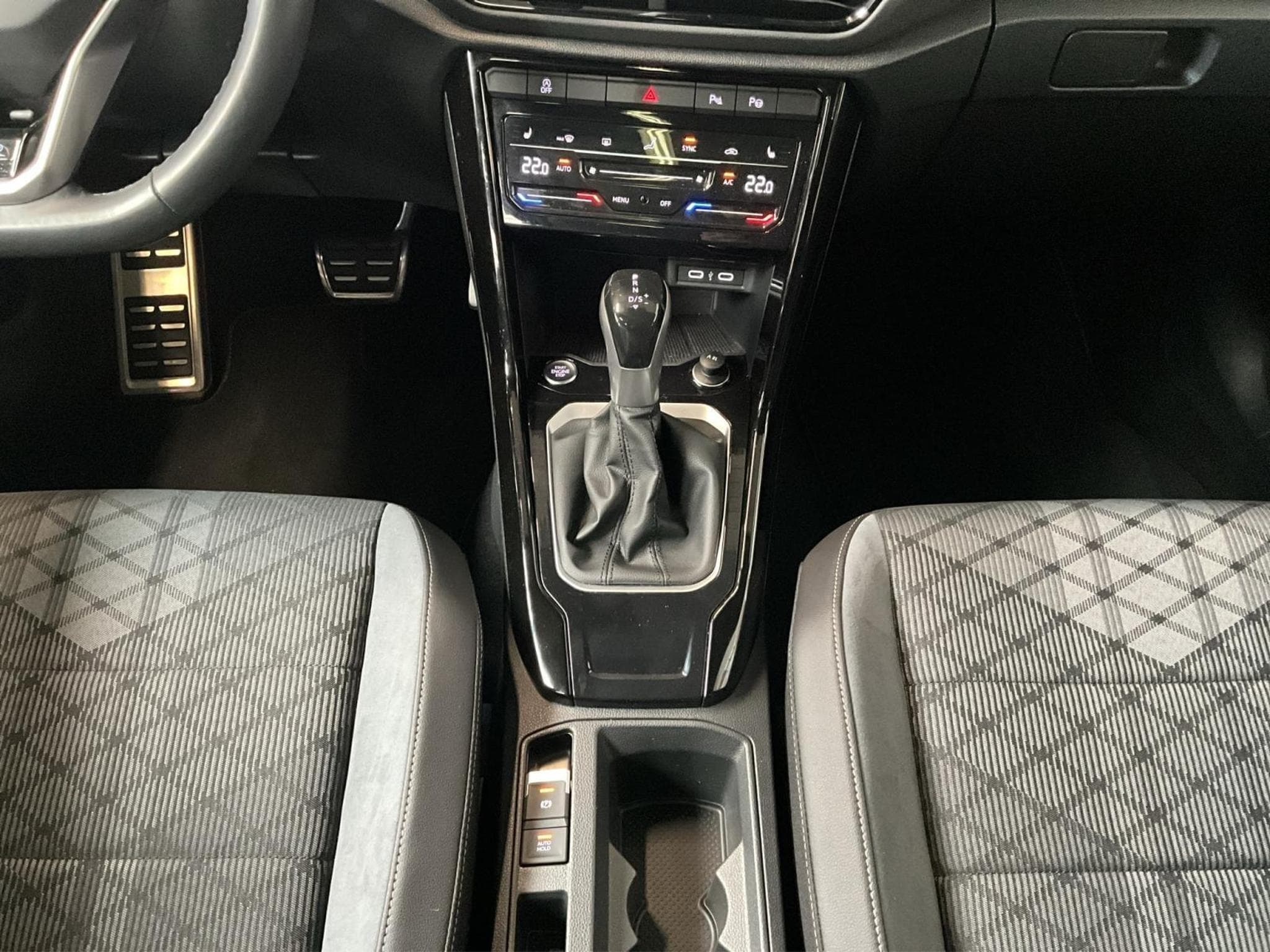 VW T-Roc R-Line+DSG+Black-Style+Pano+RearView (2024) - Photo 12