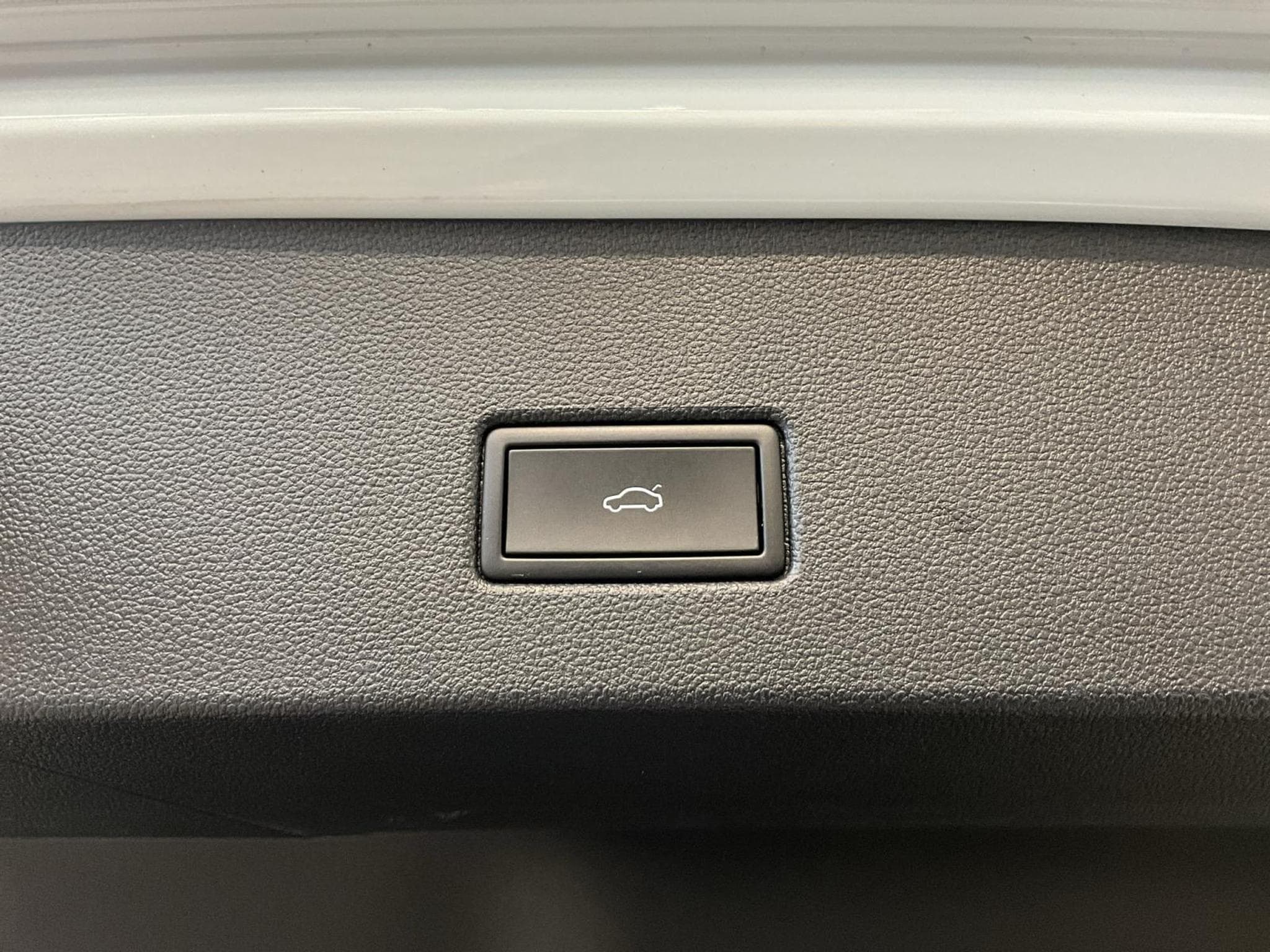 VW T-Roc R-Line+DSG+Black-Style+Pano+RearView (2024) - Photo 17