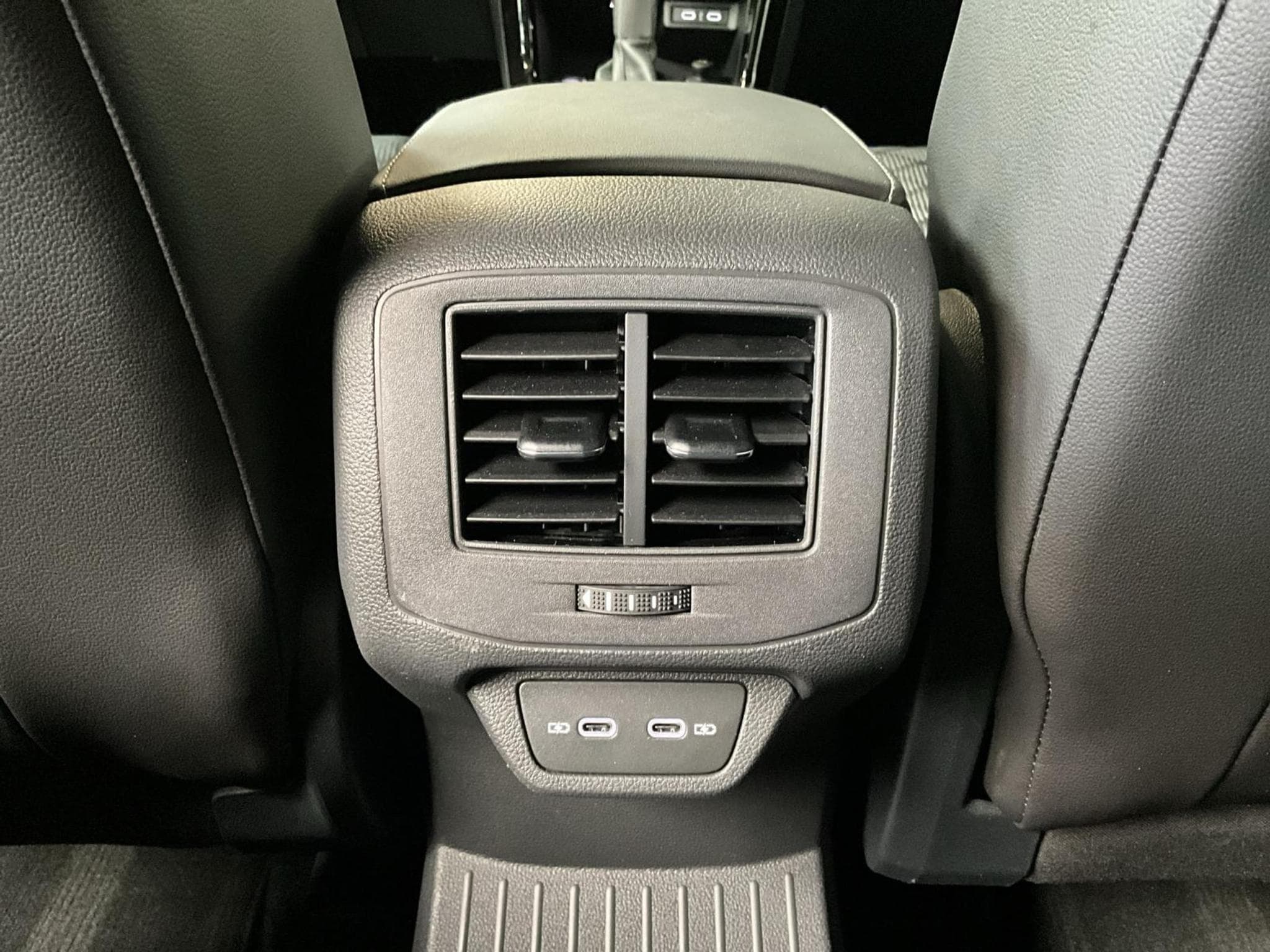 VW T-Roc R-Line+DSG+Black-Style+Pano+RearView (2024) - Photo 21