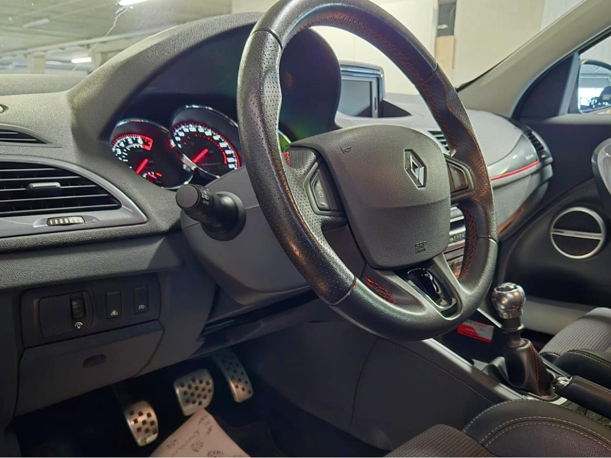 Renault Megane GRANDTOUR GT 220 LIMITED EDITION N°102 BOSE CUIR NAVI (2013) - Foto 10