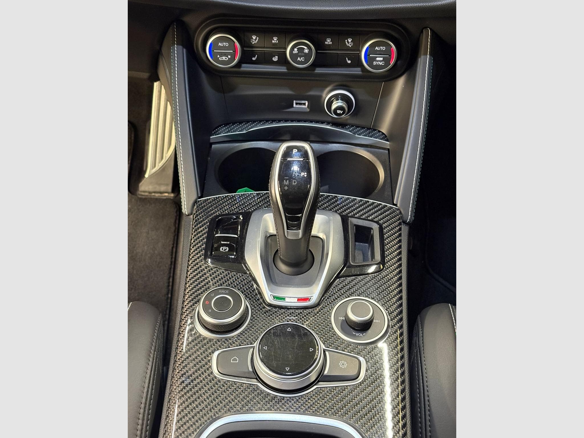 Alfa-Romeo Stelvio V6 Biturbo Quadrifoglio (2021) - Foto 15