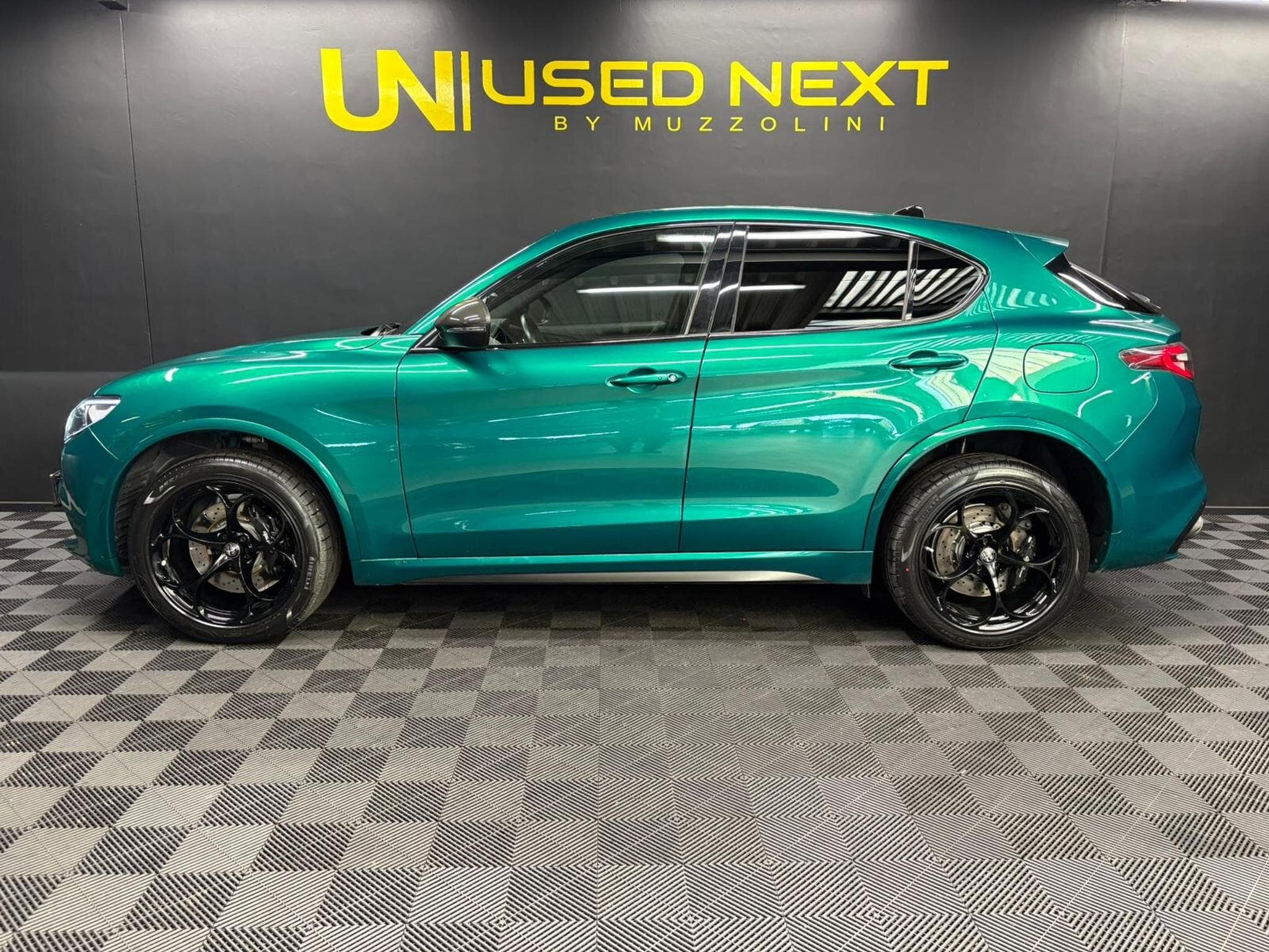 Alfa-Romeo Stelvio V6 Biturbo Quadrifoglio (2021) - Foto 4