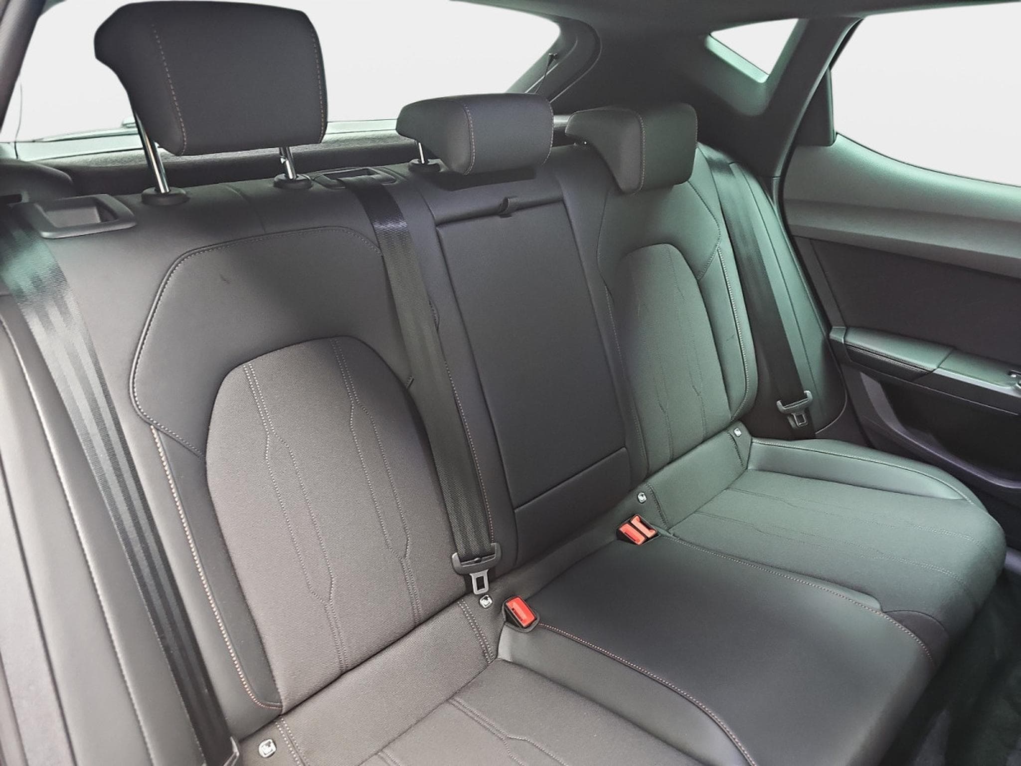 Cupra Leon 1.5 eTSi DSG 150 (2025) - Photo 17