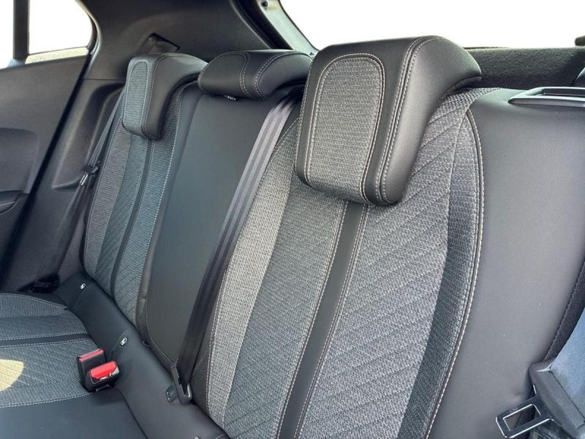 PEUGEOT 2008 1.2 100ch S&S Allure (2024) - Photo 4