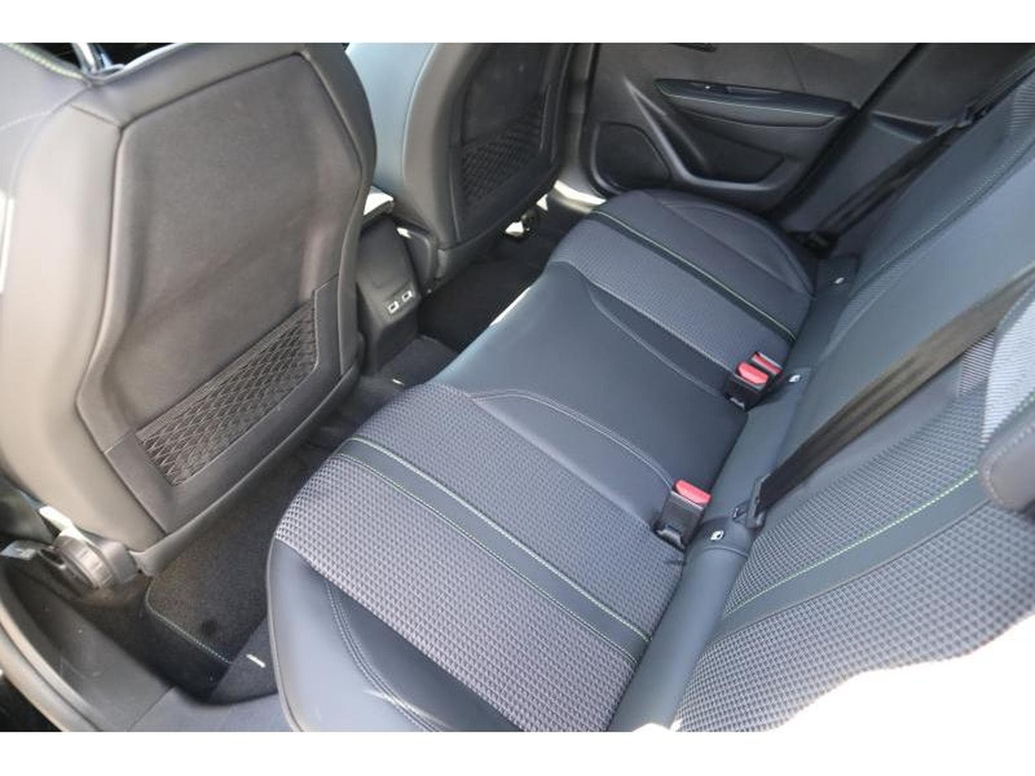 Peugeot 208 GT EAT8 (2023) - Photo 5