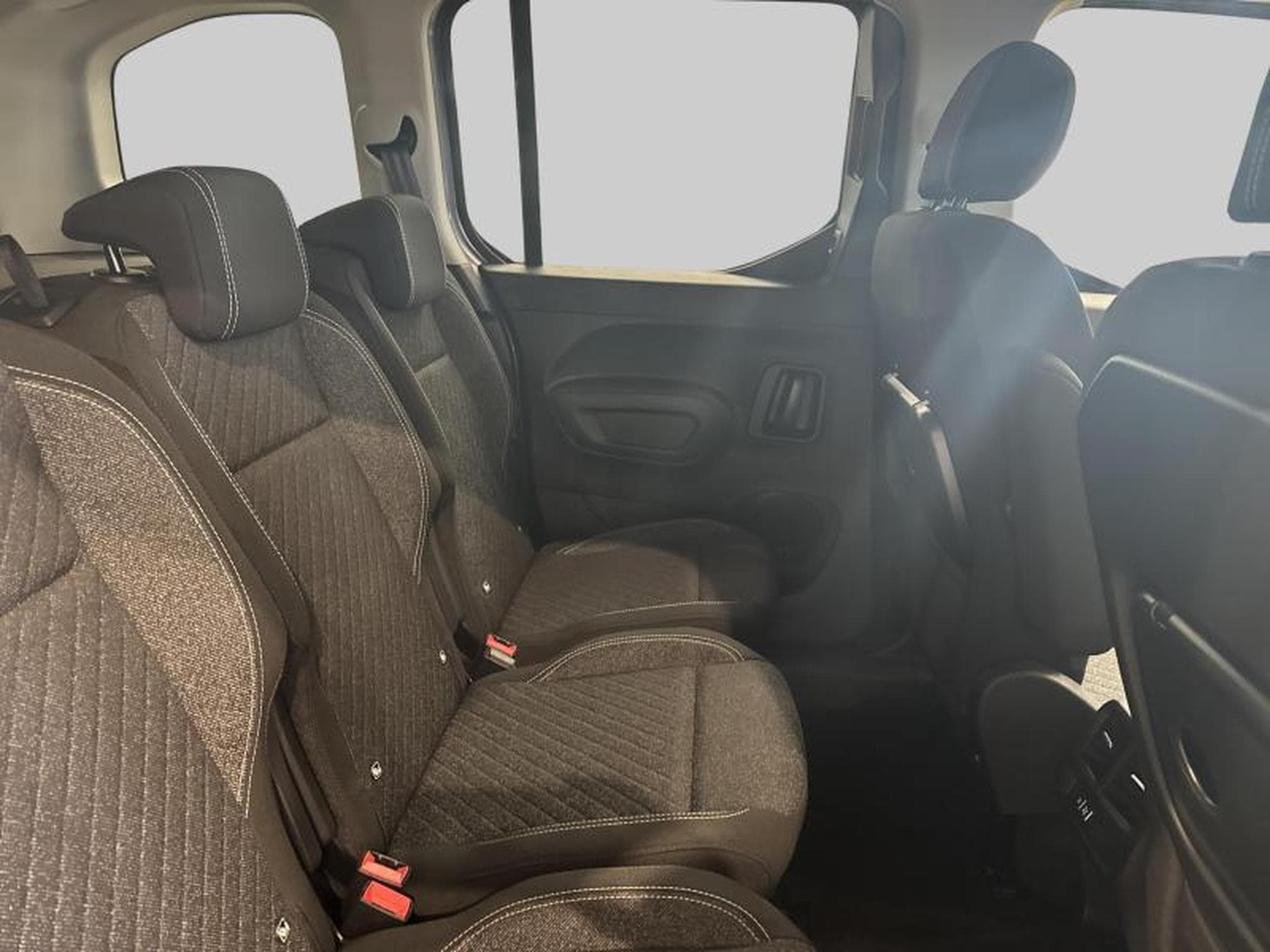 Peugeot Rifter Allure (2025) - Photo 10