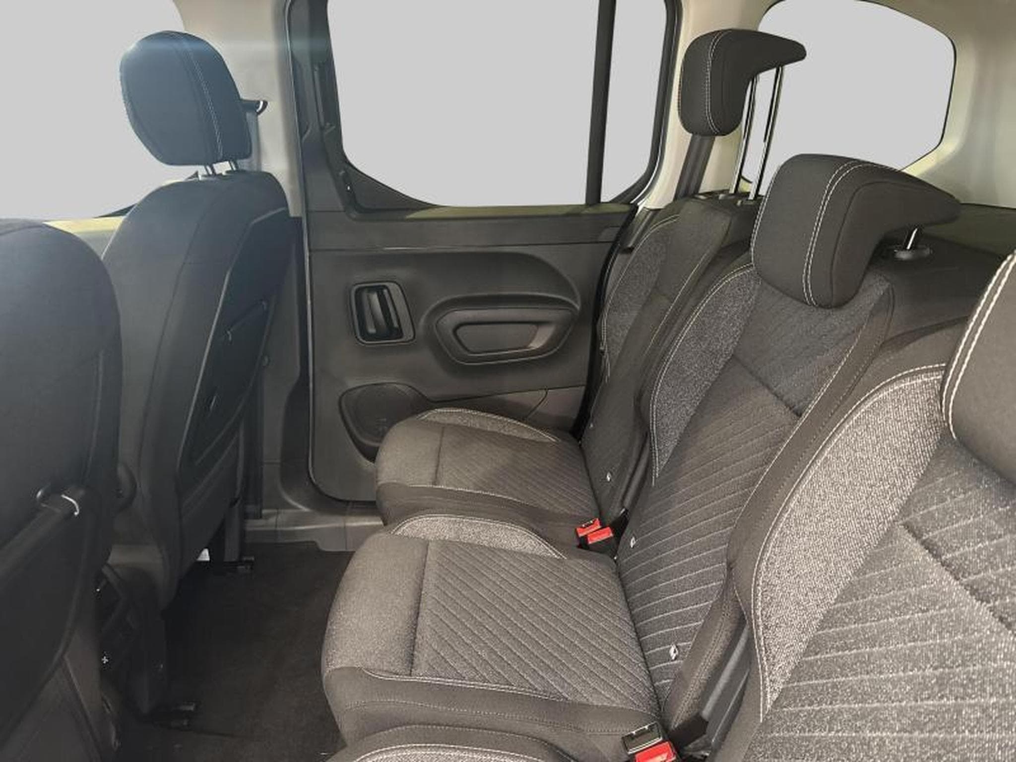 Peugeot Rifter Allure (2025) - Photo 12