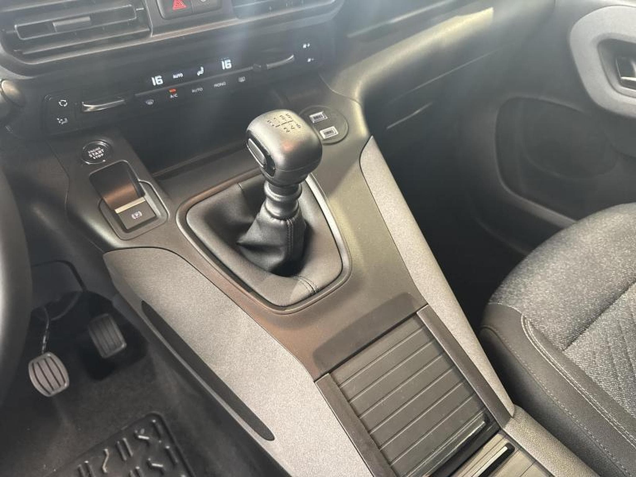 Peugeot Rifter Allure (2025) - Photo 19