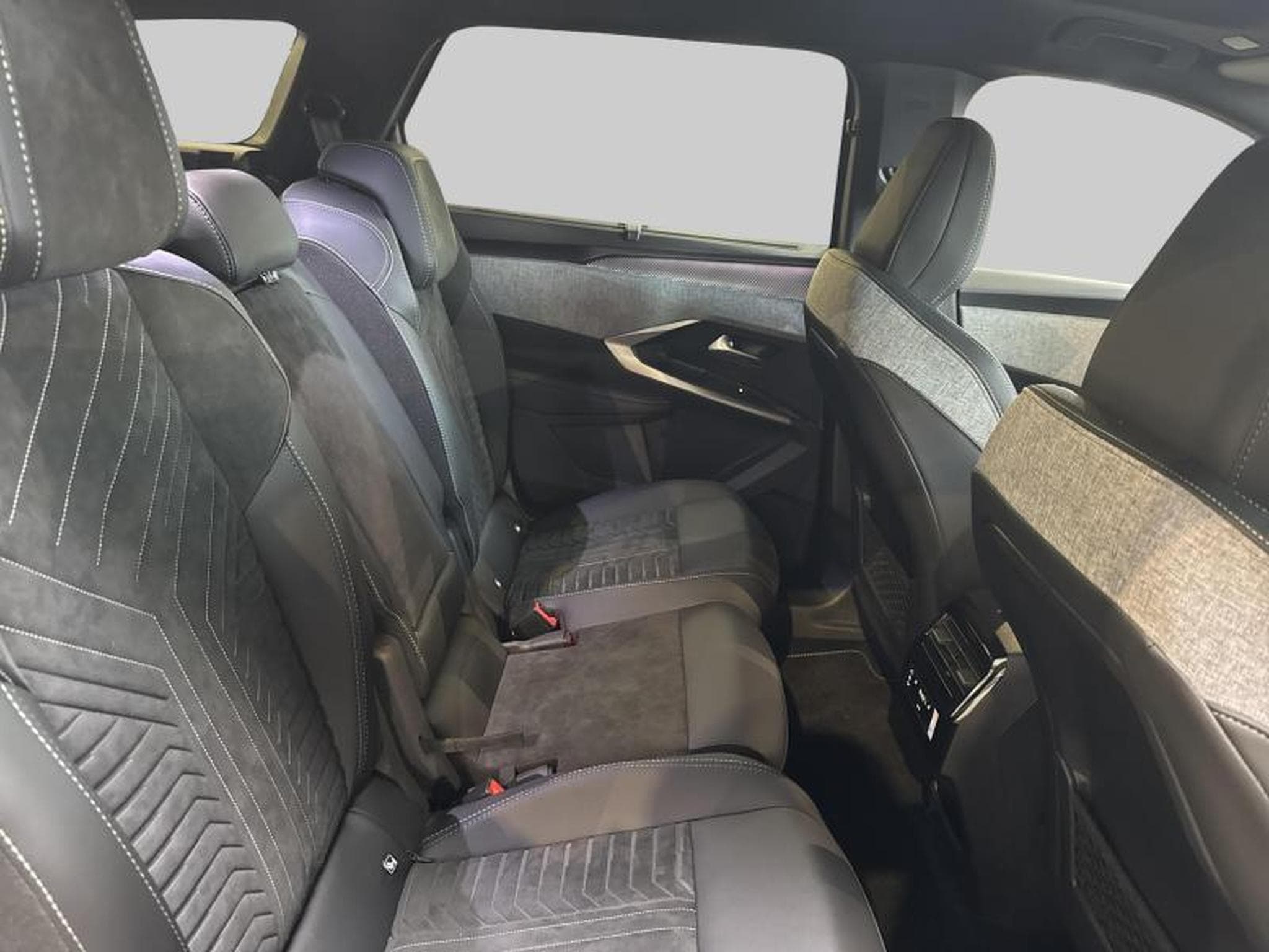 Peugeot 5008 GT Hybrid 145 e-DCS6 (2025) - Photo 10