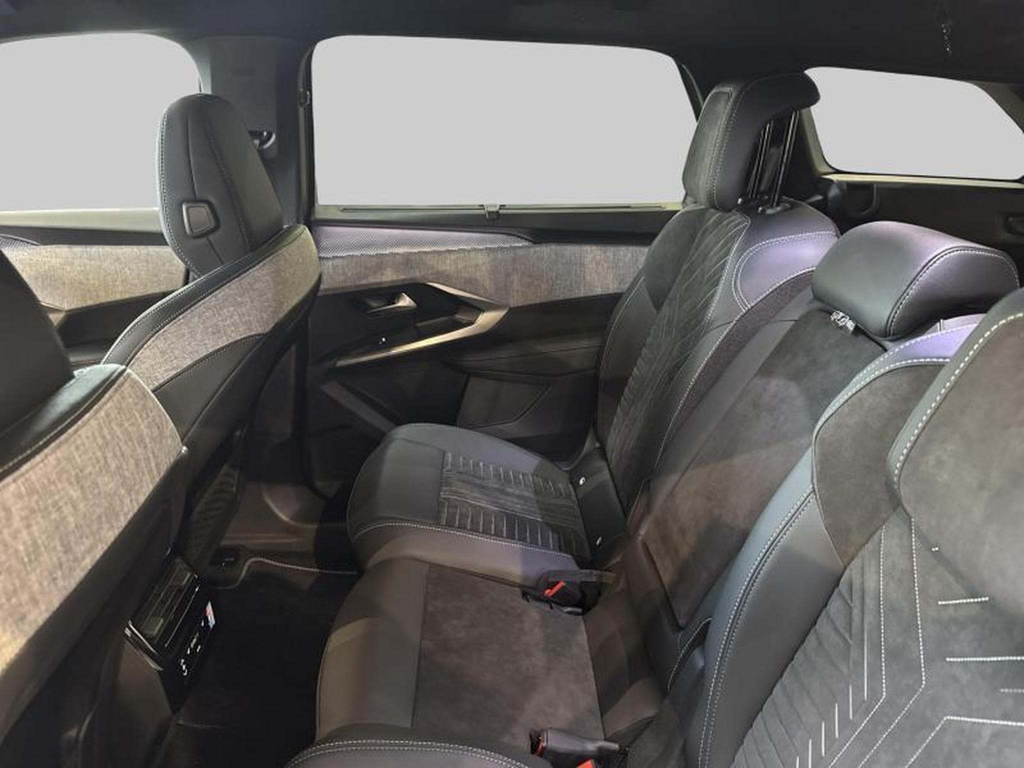 Peugeot 5008 GT Hybrid 145 e-DCS6 (2025) - Photo 12