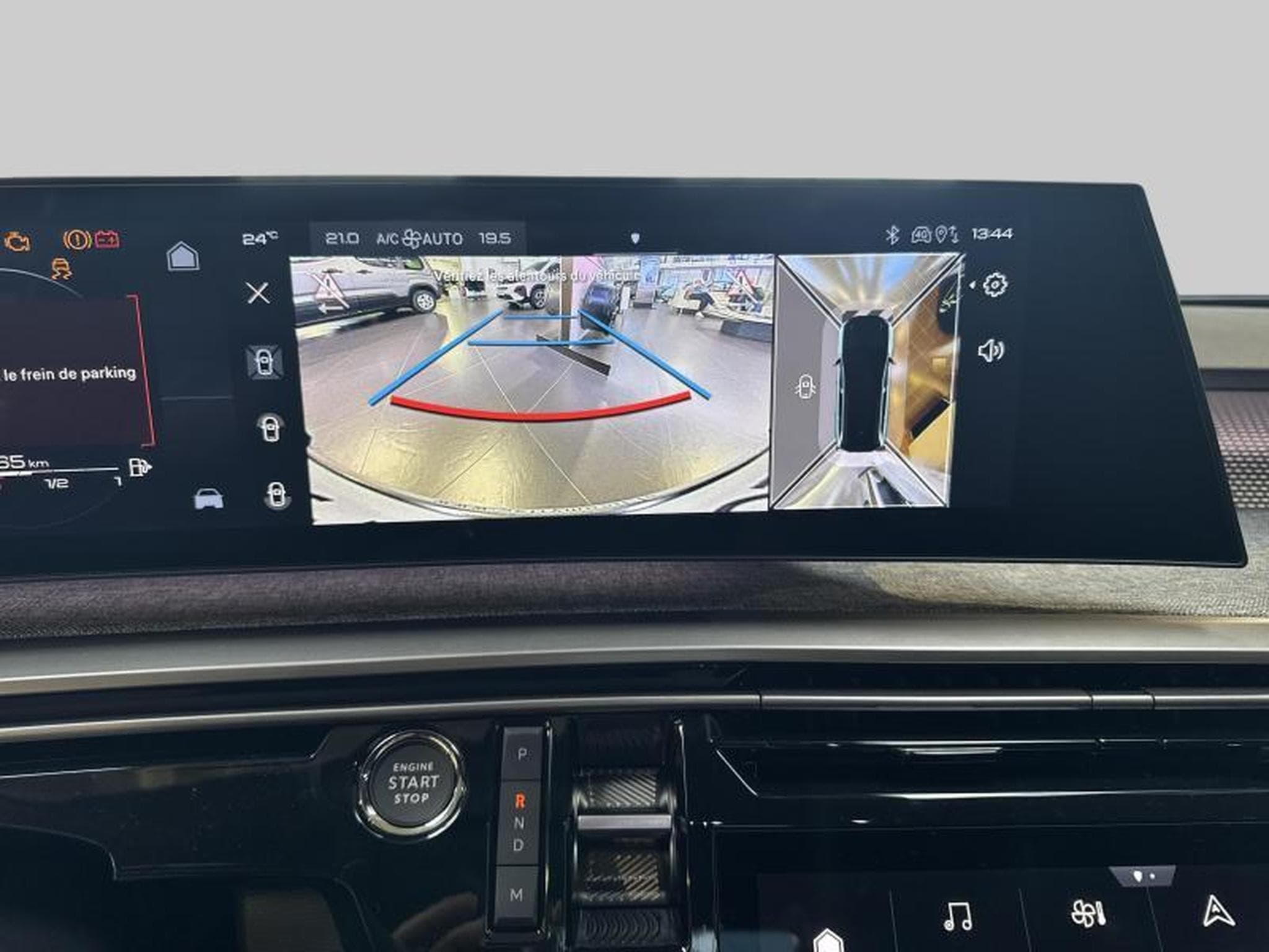 Peugeot 5008 GT Hybrid 145 e-DCS6 (2025) - Photo 17