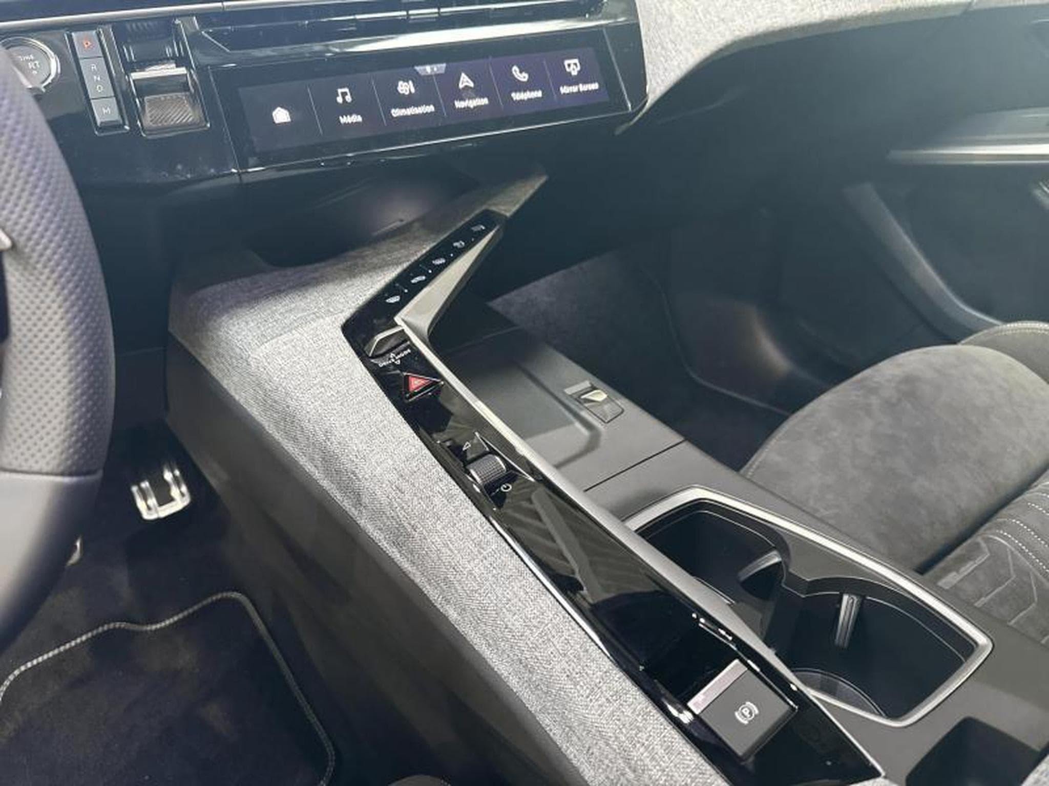 Peugeot 5008 GT Hybrid 145 e-DCS6 (2025) - Photo 19