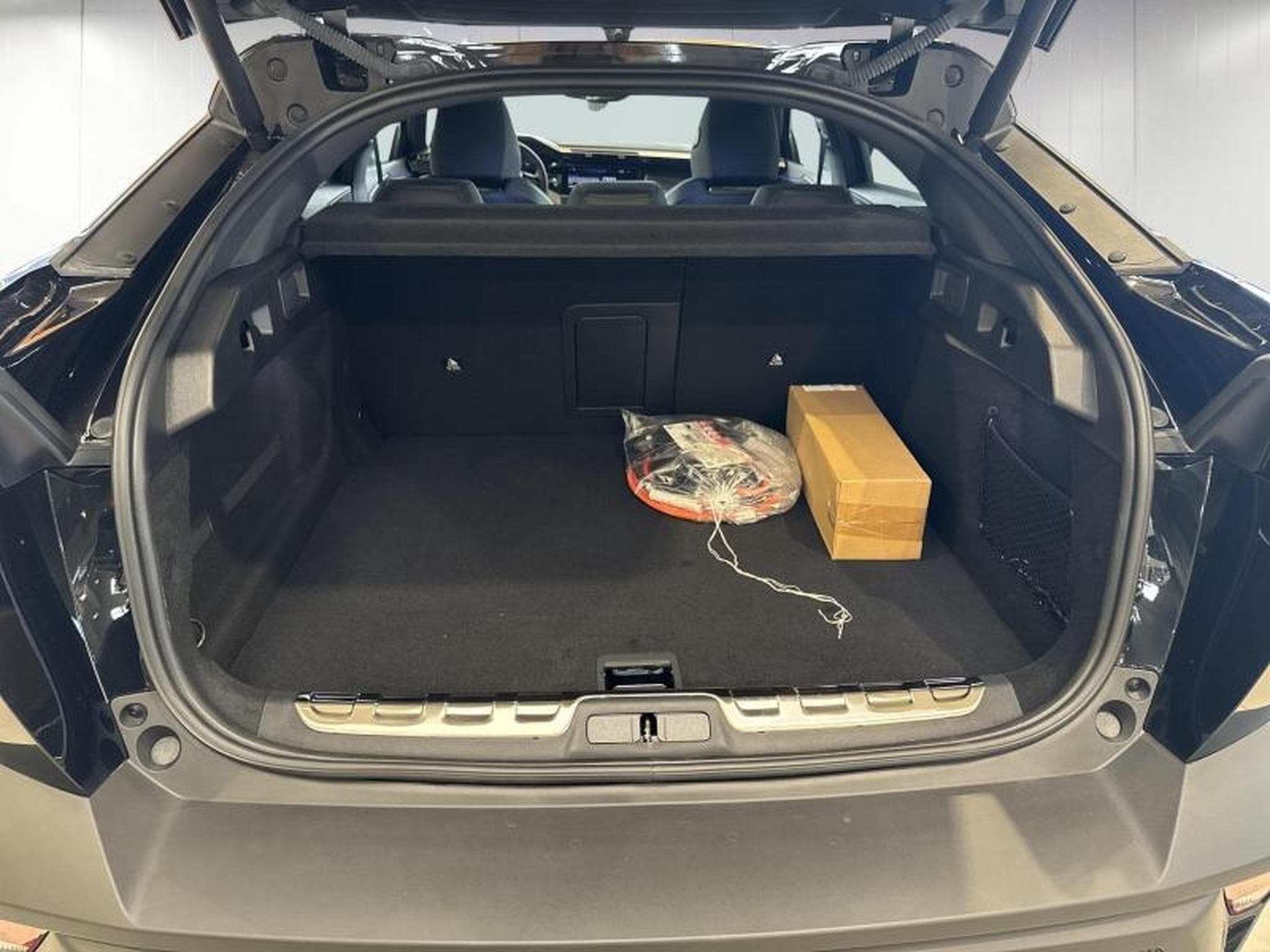 Peugeot 408 GT Plug-In Hybrid 225 EAT8 (2025) - Photo 12