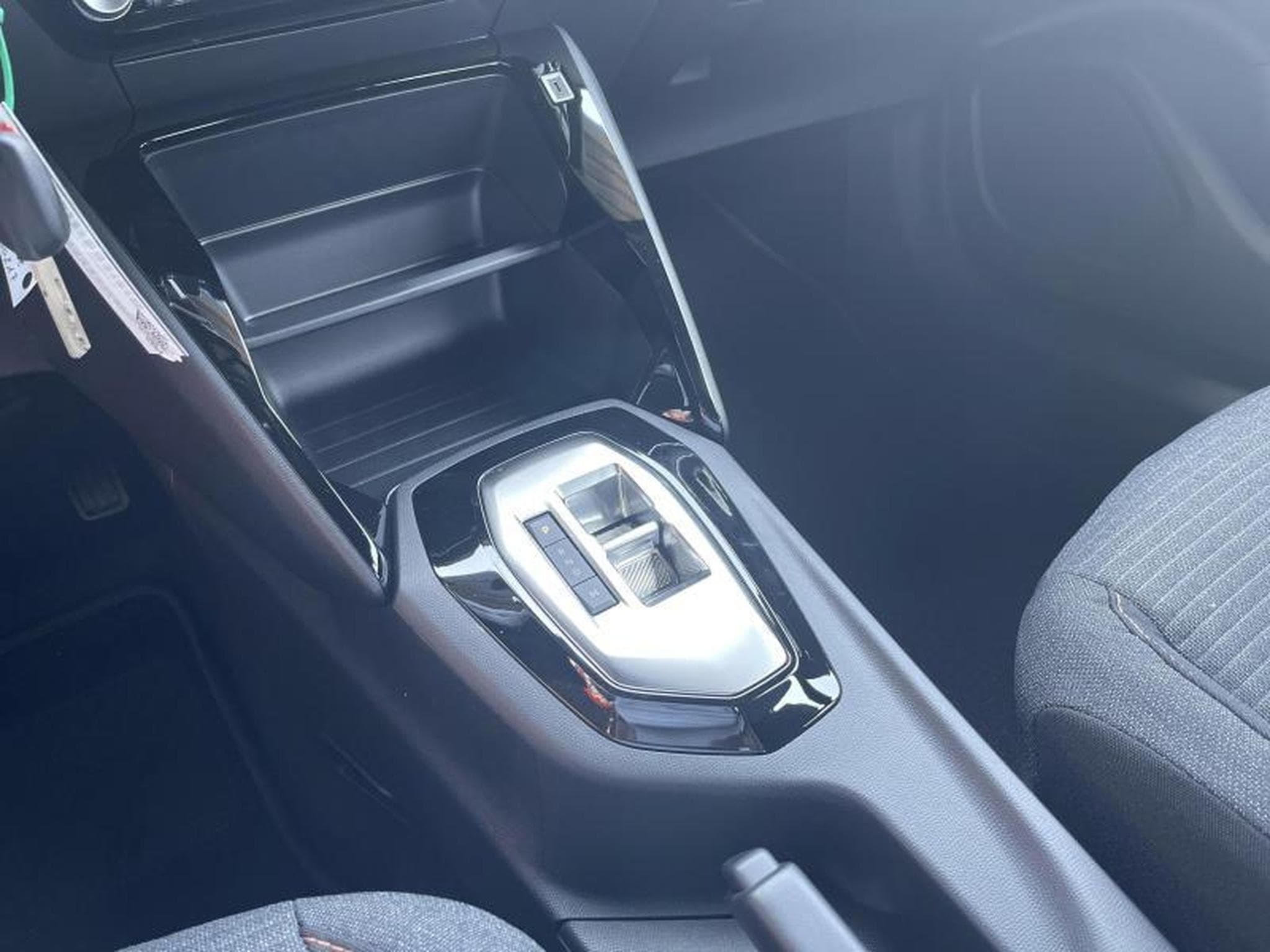 Peugeot 2008 Style Hybrid 145ch e-DSC6 (2025) - Photo 19