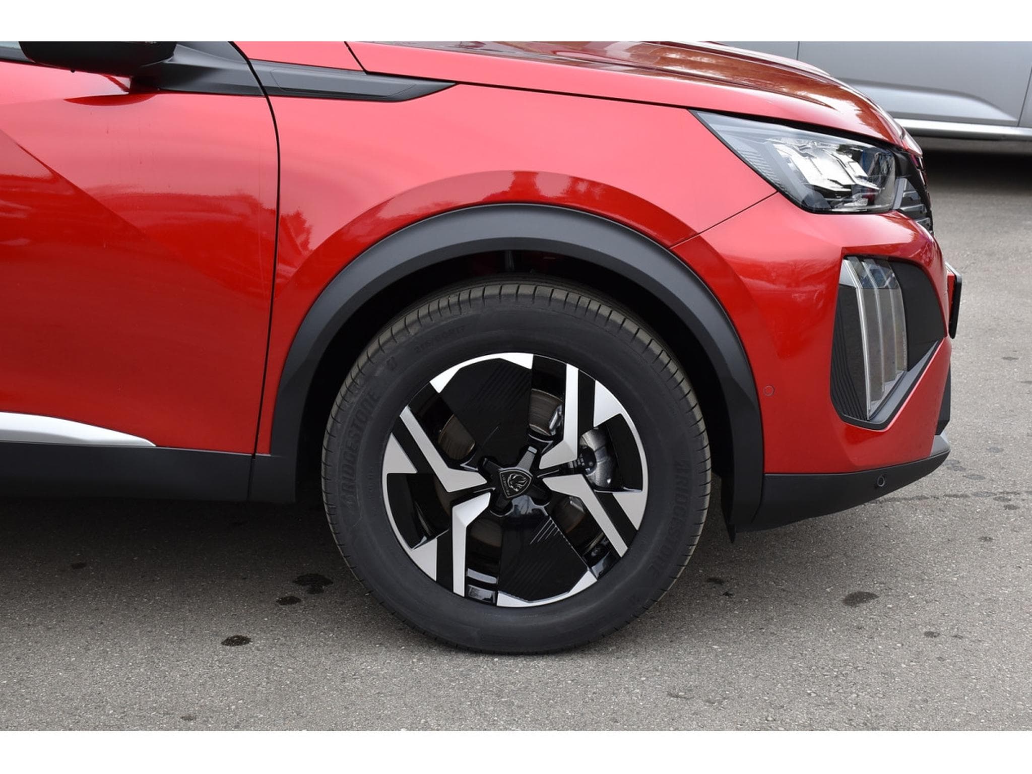 Peugeot 2008 1.2 Hybrid 145 Allure e-DCS6 ACC LANE SIDE GPS CAM360 1°MAIN (2025) - Foto 5