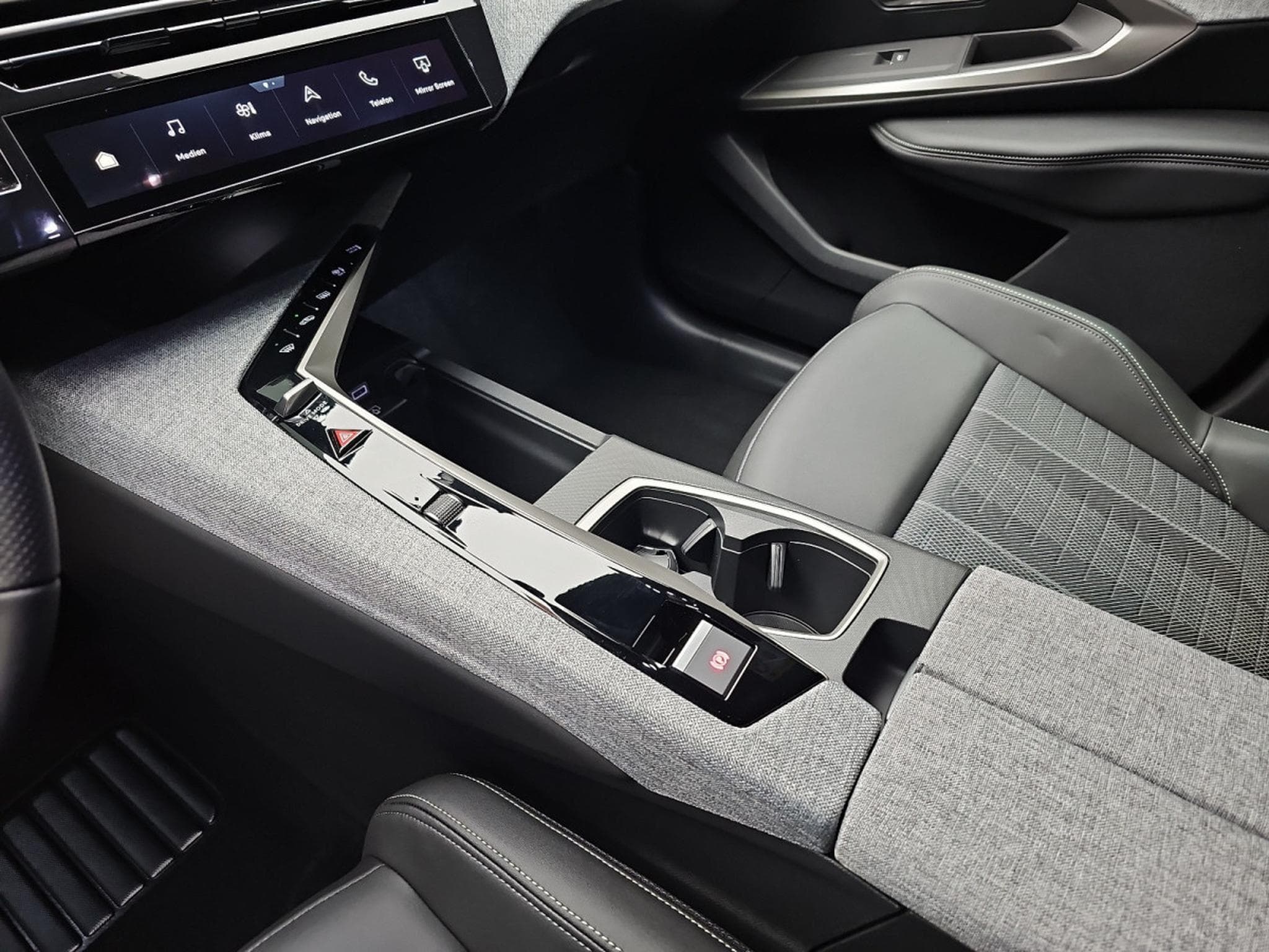 Peugeot 3008 1.2 Hybrid 145 E-DSC6 GT (2025) - Photo 12