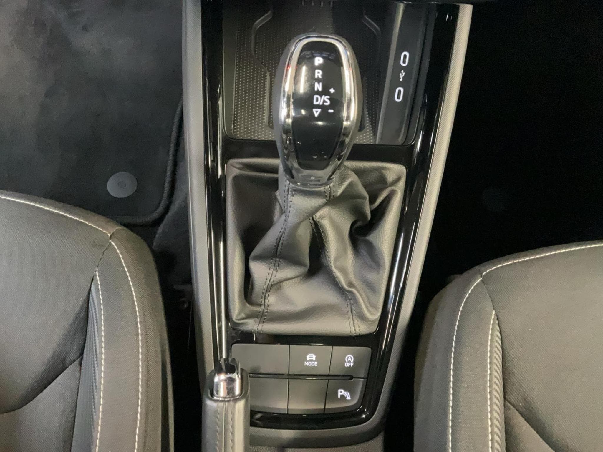 Skoda Kamiq Monte-Carlo+DSG+Pano+Navi (2024) - Foto 12