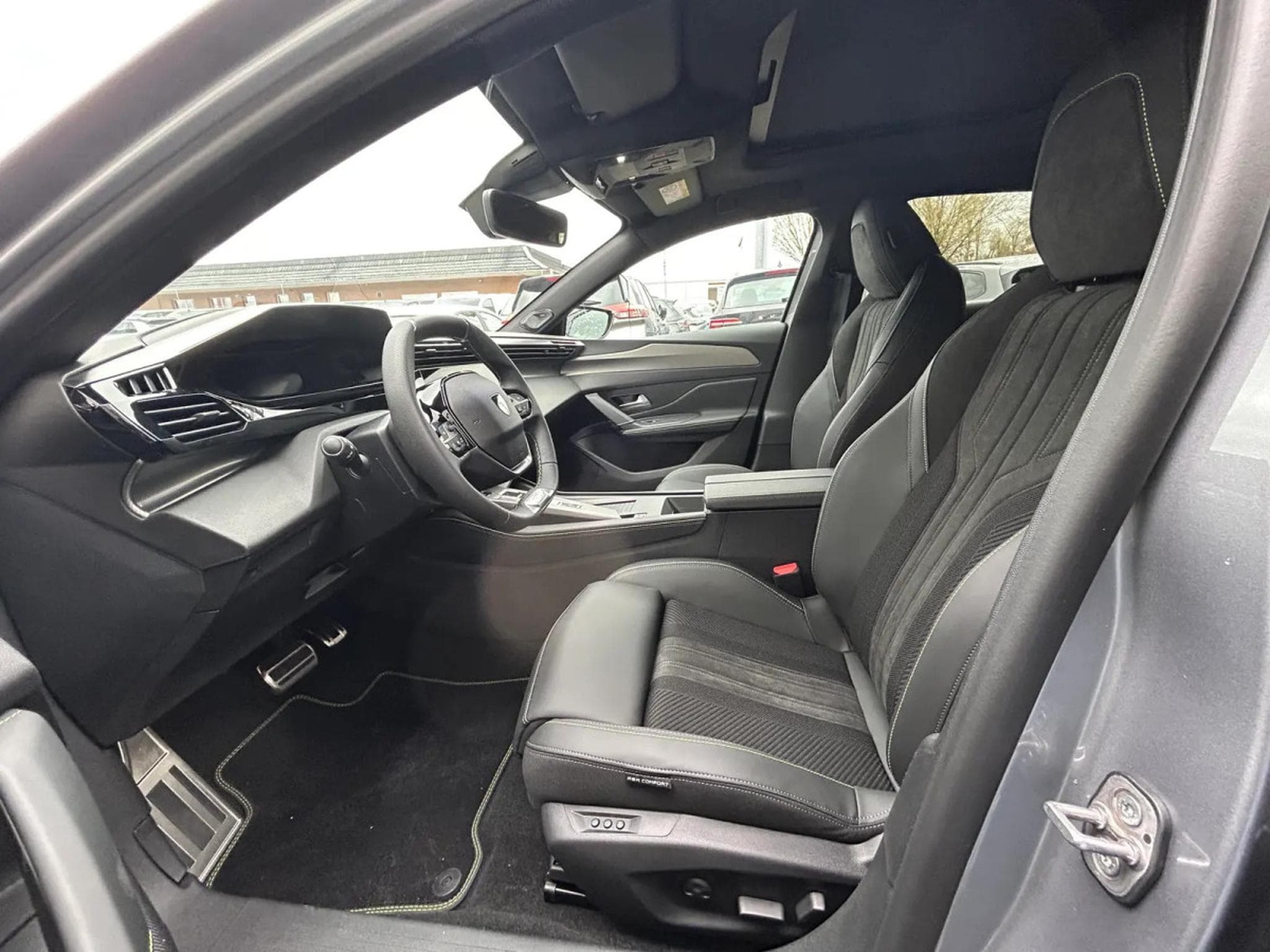 Peugeot 308 1.2 PureTech 145 e-DSC6 GT (2025) - Foto 9