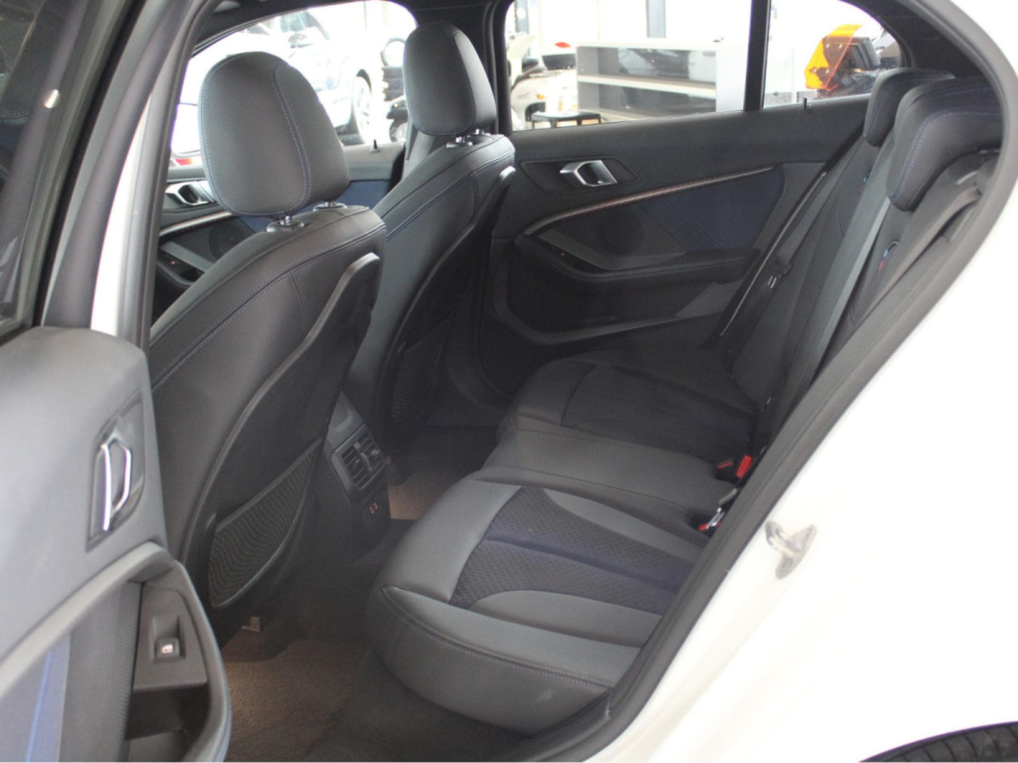 BMW 118 i M SPORT PAKET PANO CUIR NAVI 1 HAND (2020) - Foto 6
