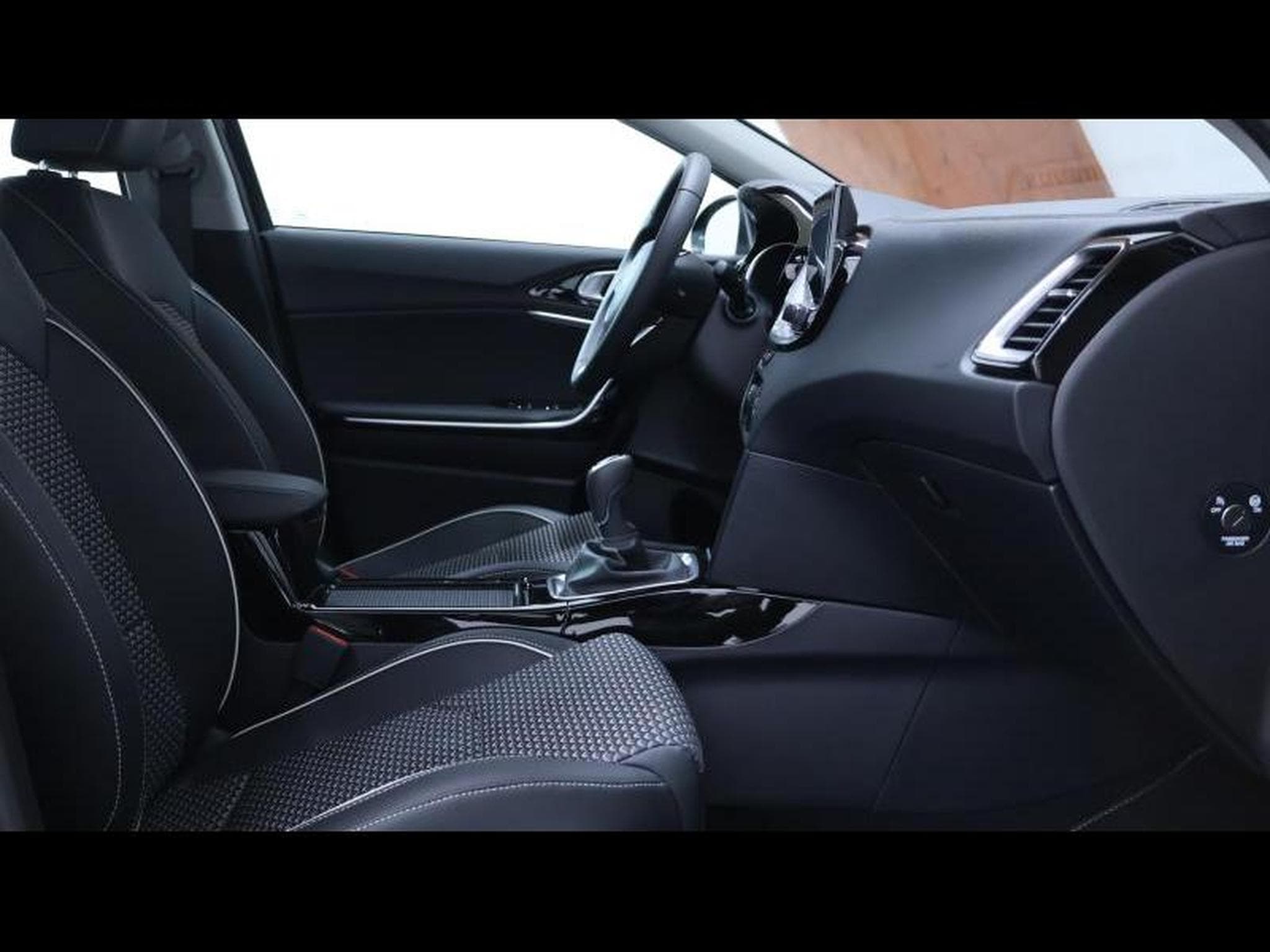 Kia Ceed SW MY25 Pulse 1.0 T-GDi 100 MT6 (2025) - Foto 10