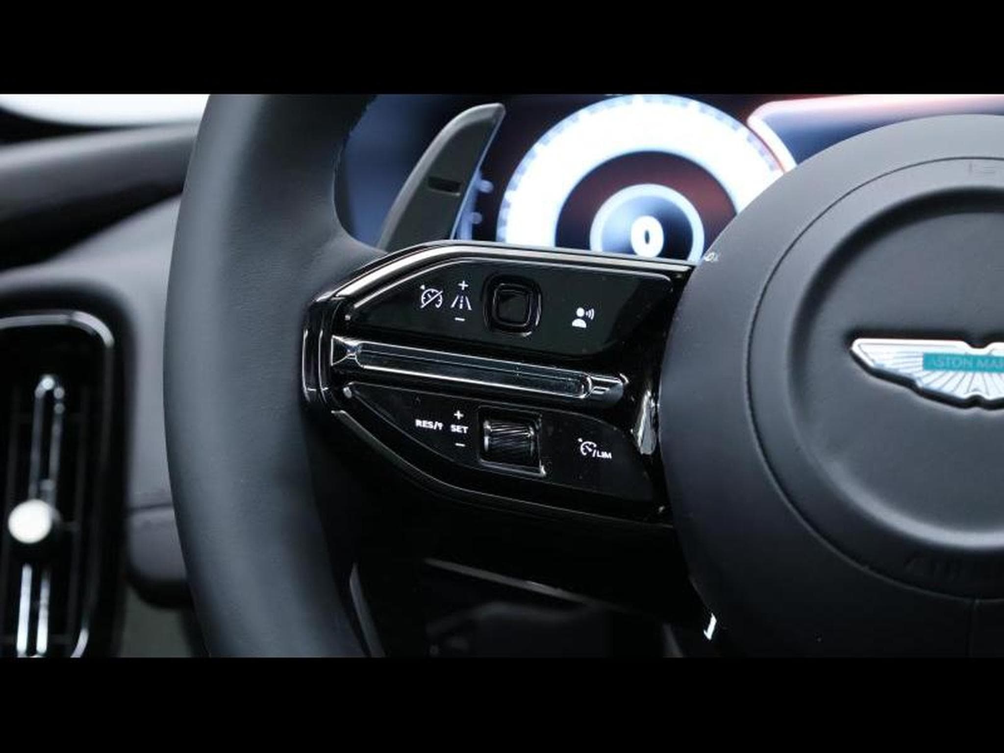 Aston-Martin DBX 707 V8 (2025) - Photo 18