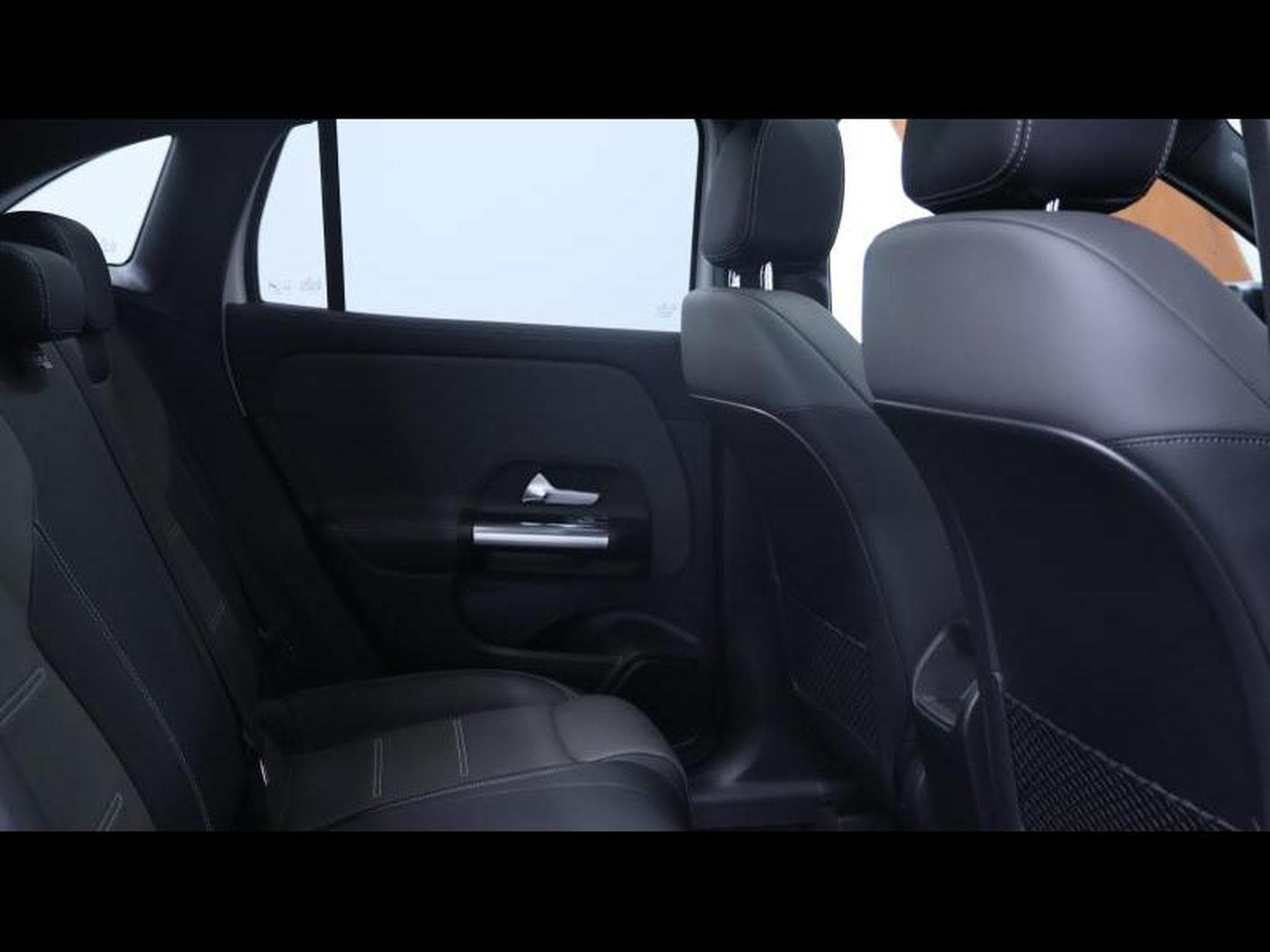 Mercedes GLA 220 4matic 2.0 D 190 CH (2020) - Photo 11