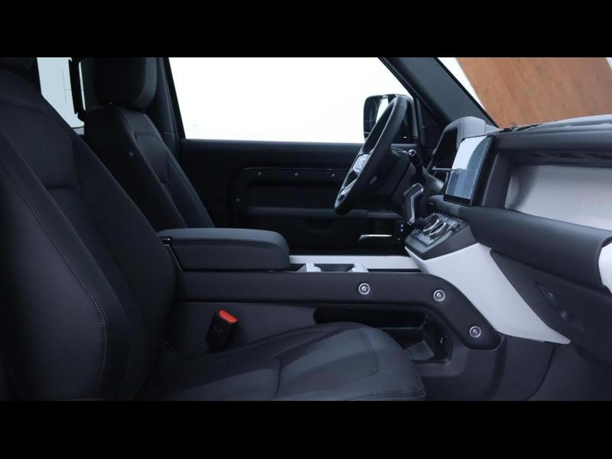 Land-Rover Defender 90 D250 X-Dynamic SE AWD Auto (2025) - Photo 9