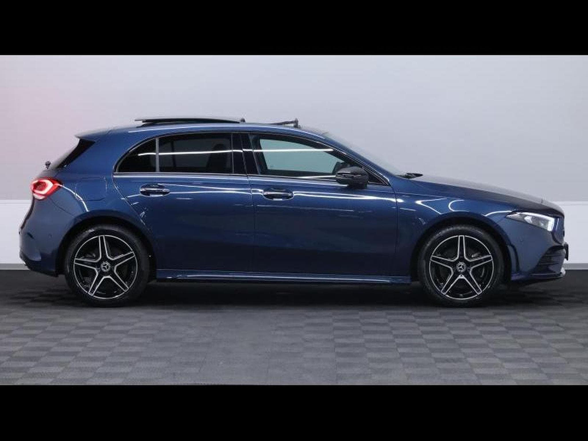 Mercedes A 250 e AMG Line 8G DCT (2022) - Photo 4