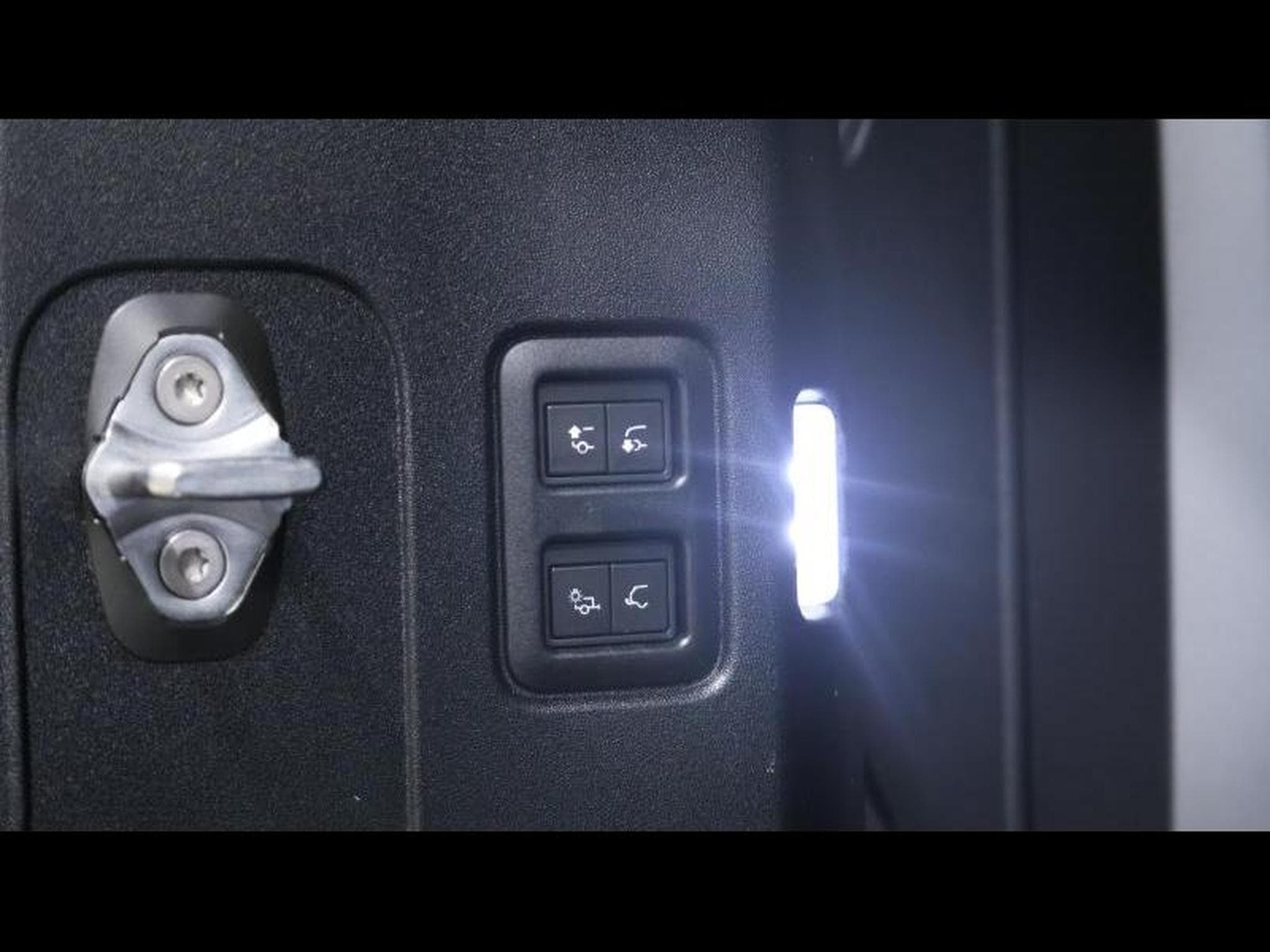 Land-Rover Defender 110 P525 V8 AWD Auto (2023) - Photo 31