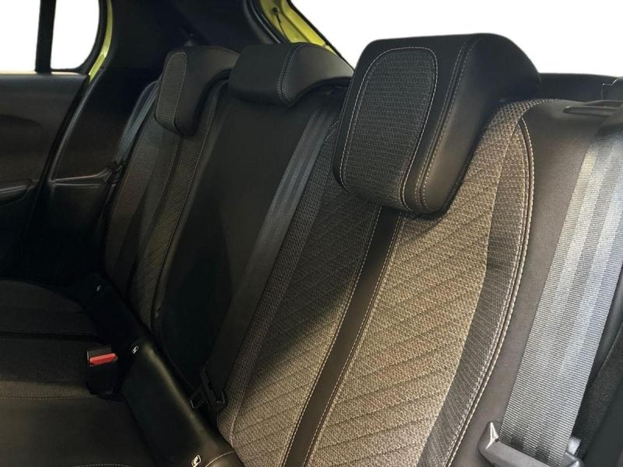 PEUGEOT 208 1.2 Hybrid 100ch Allure e-DCS6 (2024) - Photo 7