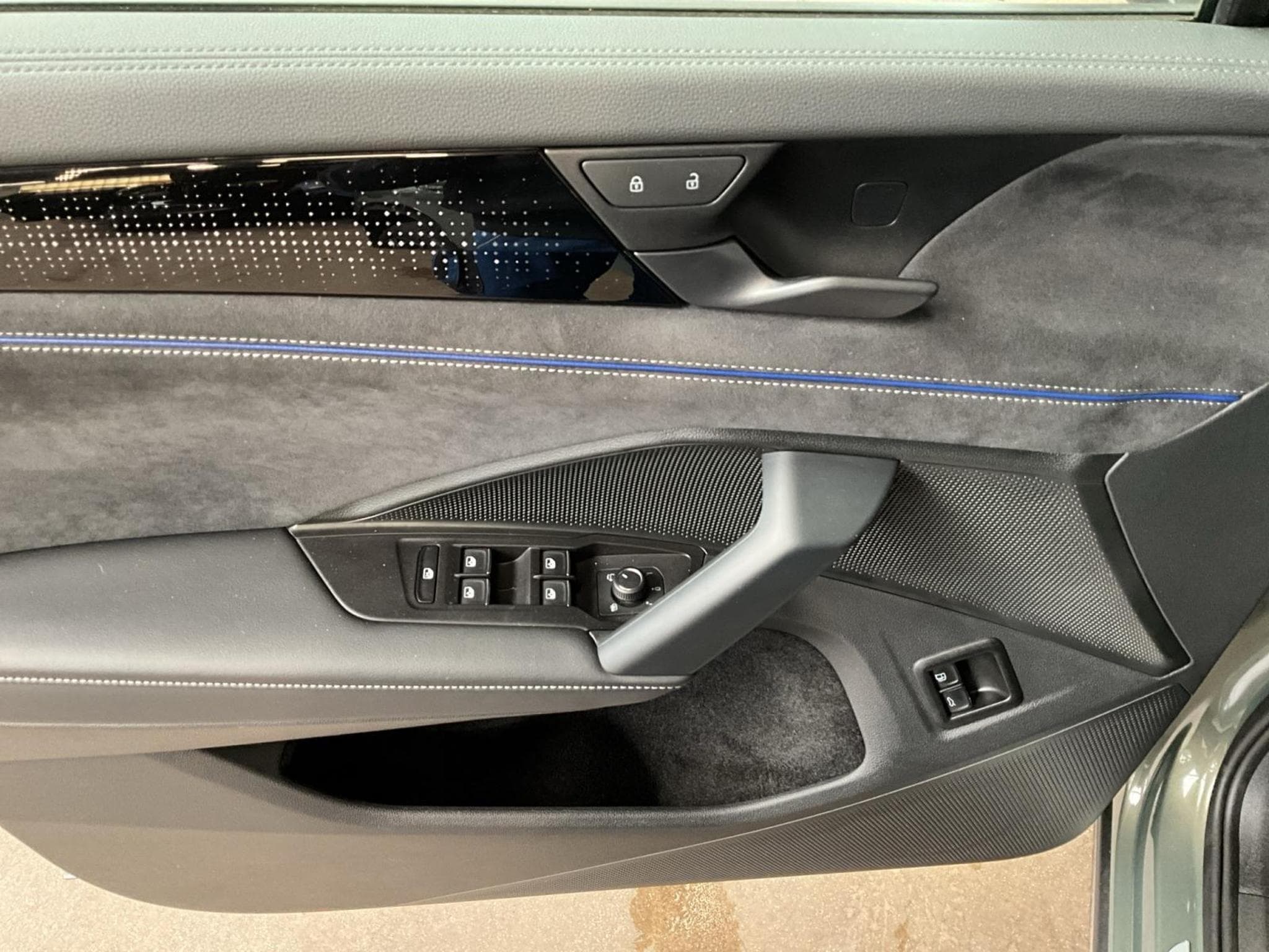 VW Tayron R-Line+DSG+PHEV+Black-Style+Pano+AHK (2025) - Foto 10
