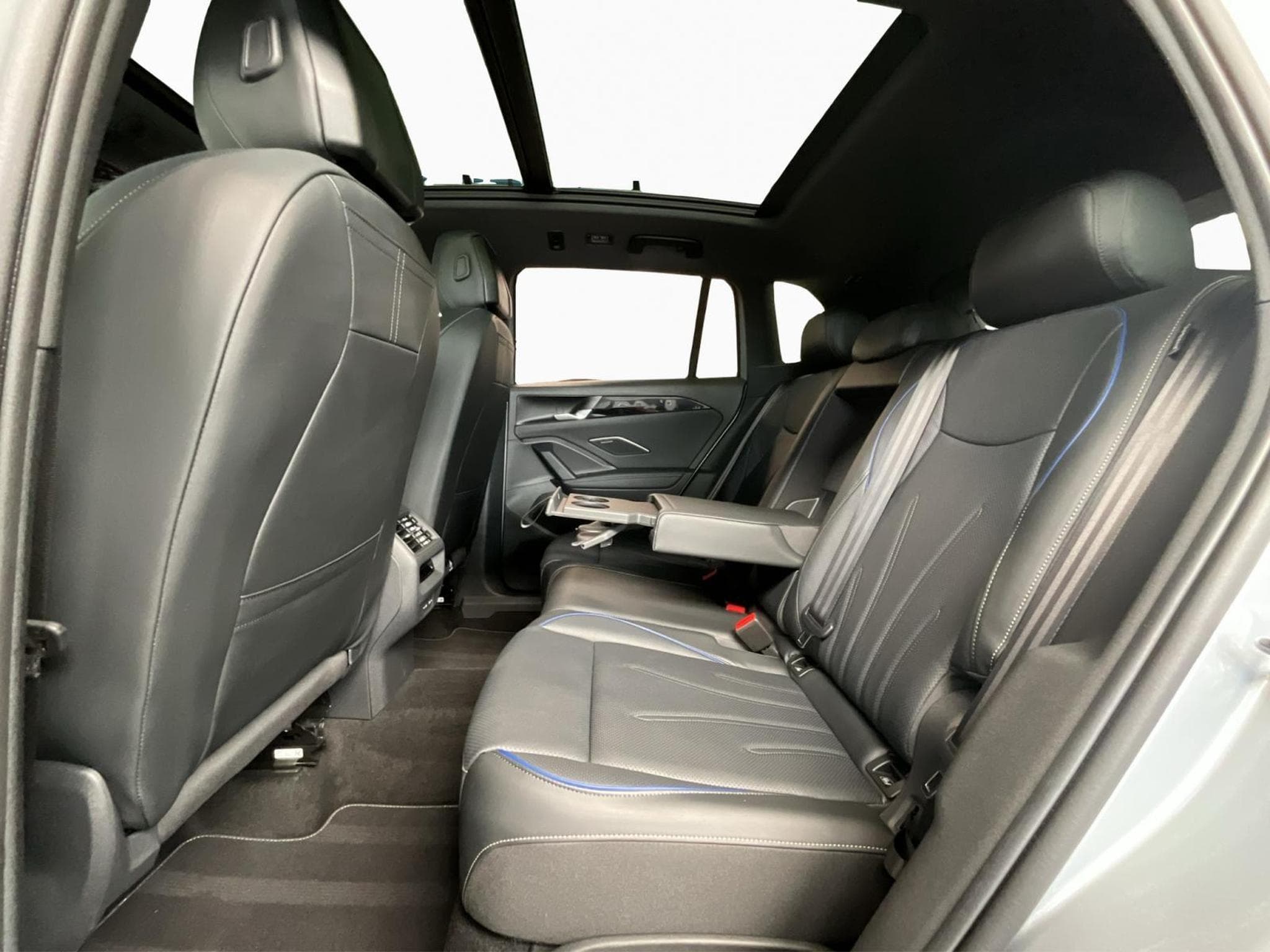 VW Tiguan R-Line+DSG+PHEV+Black-Style+Pano+AHK (2025) - Foto 19
