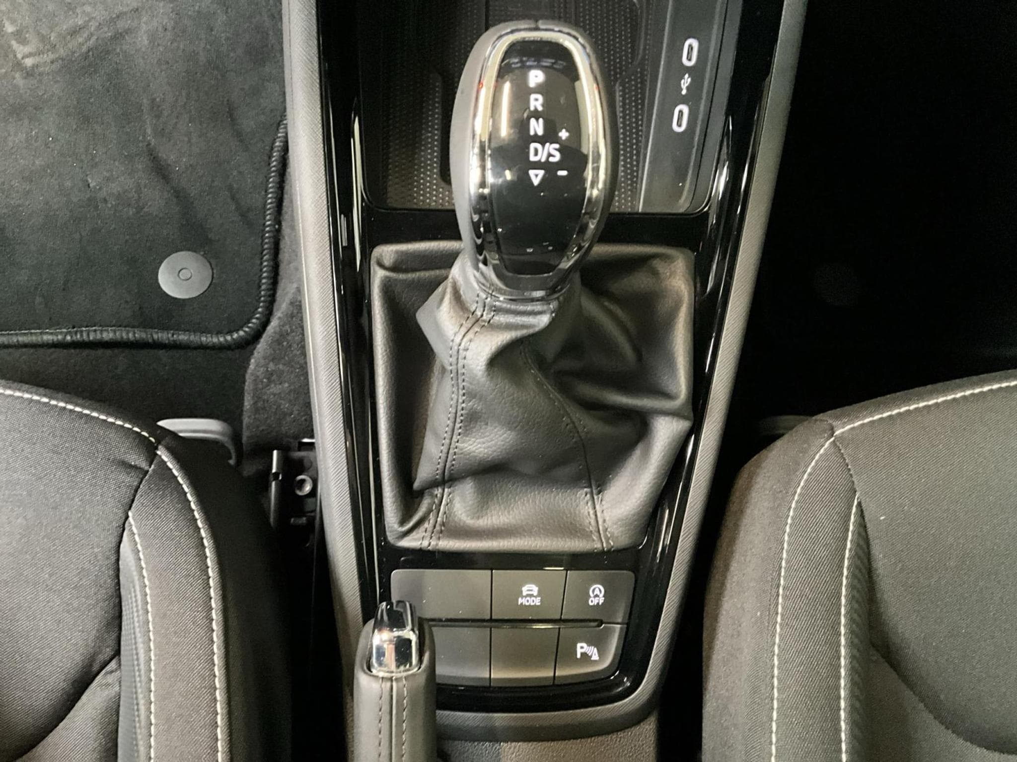 Skoda Kamiq Monte-Carlo+DSG+Pano+LED (2025) - Foto 12