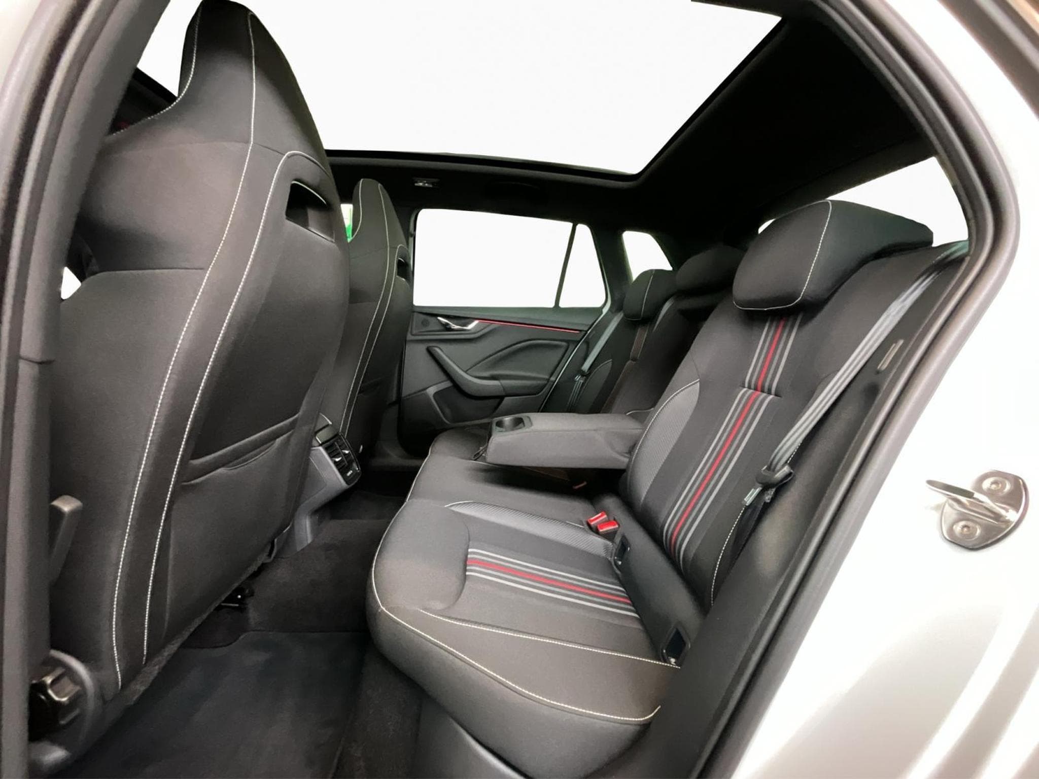 Skoda Kamiq Monte-Carlo+DSG+Pano+LED (2025) - Foto 16