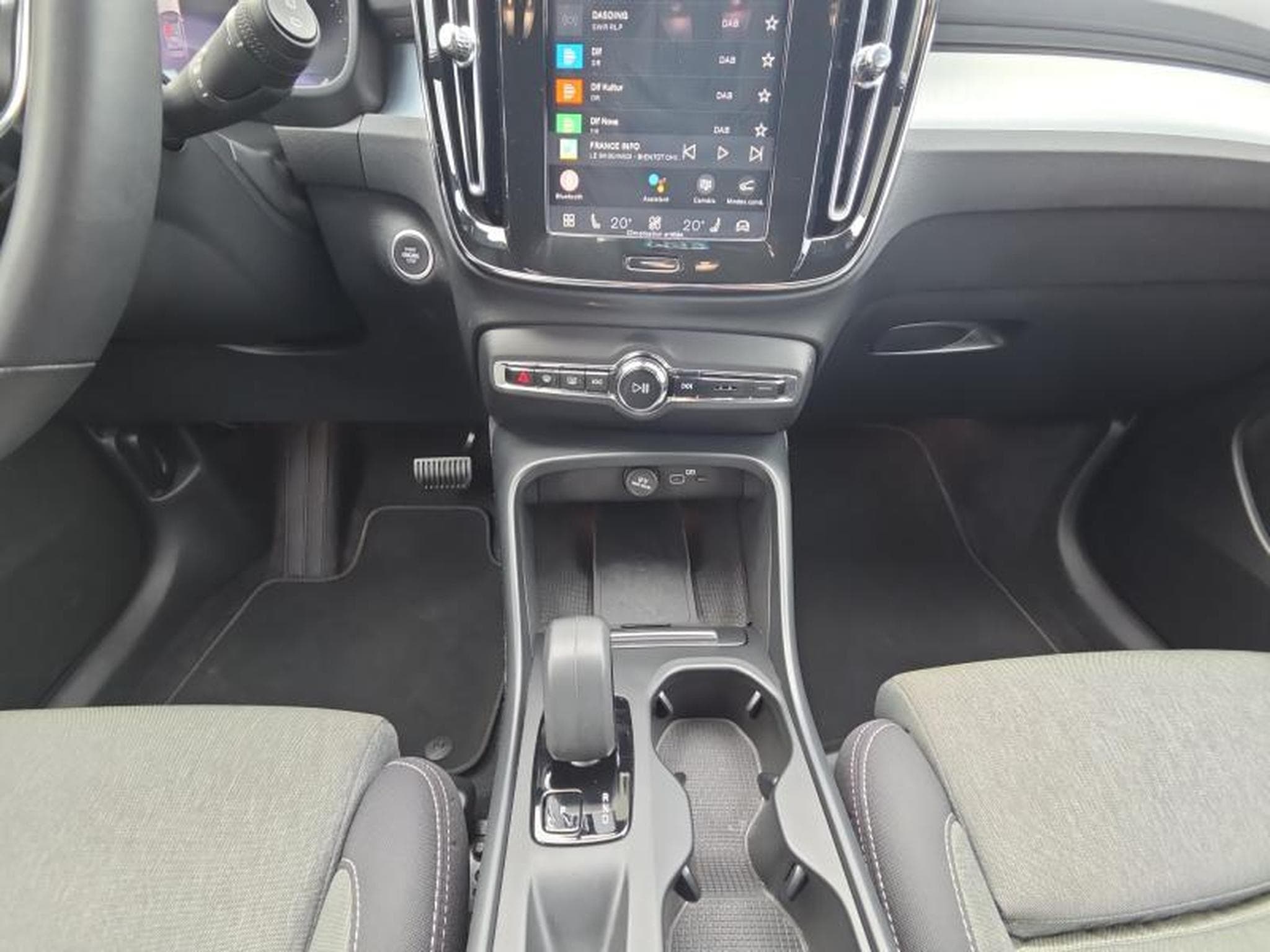 Volvo XC40 B3 Core / Essence (2022) - Foto 10