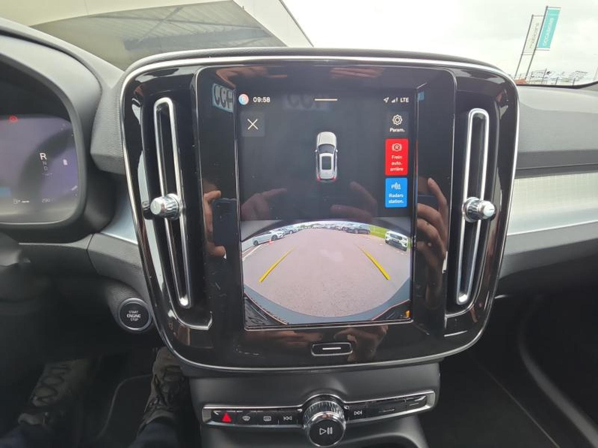 Volvo XC40 B3 Core / Essence (2022) - Foto 9