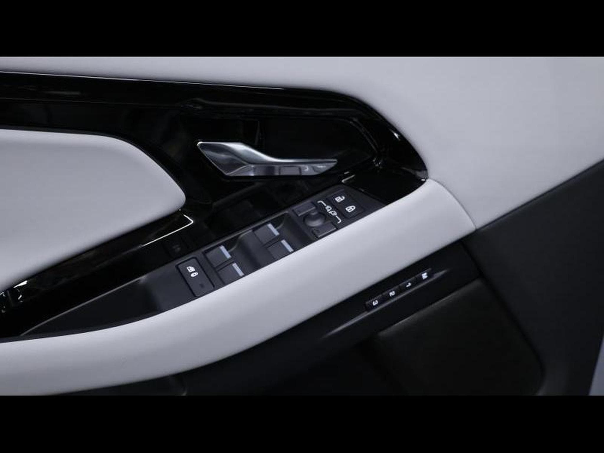 Land-Rover Range Rover Evoque D165 Dynamic SE (2026) - Photo 25
